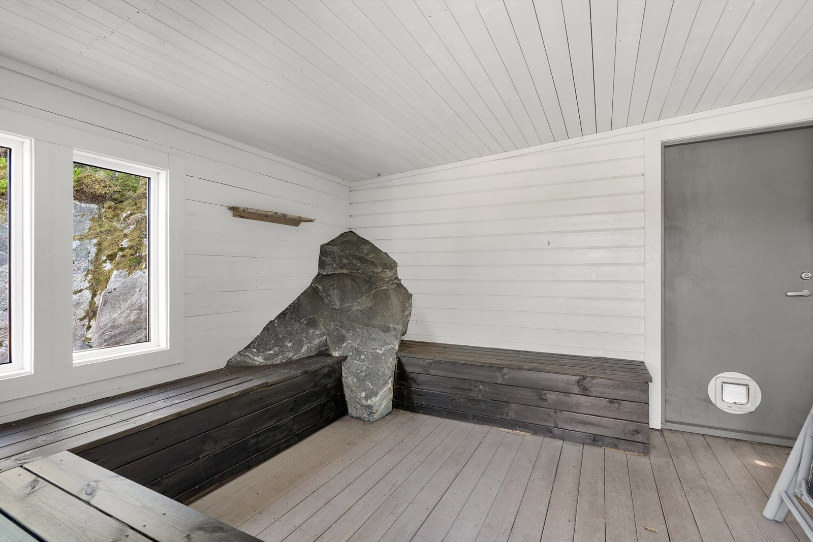 Hagestuen på ca. 10 m² forlenger utesesongen og har plassbygde benker. (Hagestuen er ikke byggegodkjent) Galleribilde