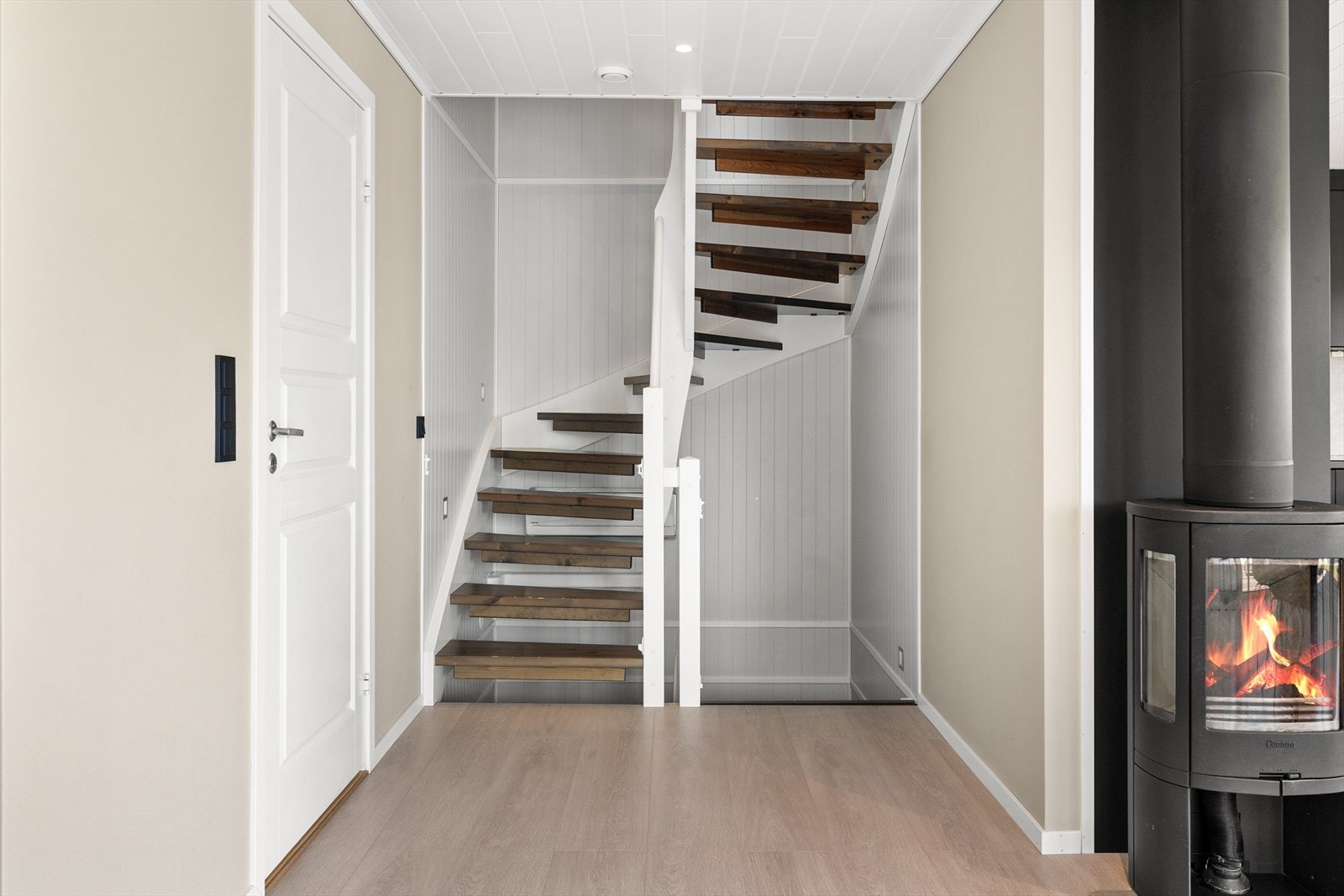 Den malte tretrappen binder etasjene sammen. Her fra hovedetasjen ned til kjelleren. Galleribilde