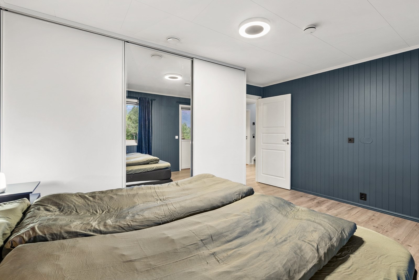 Rommet har en stor skyvedørsgarderobe for effektiv oppbevaring. Galleribilde