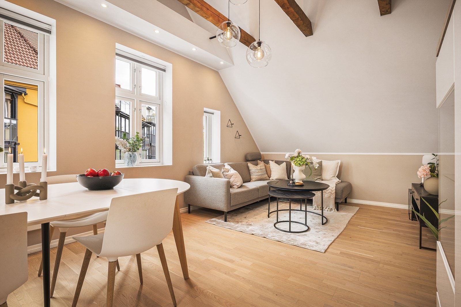 Tilbake i stuen kan vi legge merke til den lekre kvalitetsparketten fra Parador, de slette veggene med tidsriktig fargevalg, og god belysning med både downlights og lamper i tak. Galleribilde