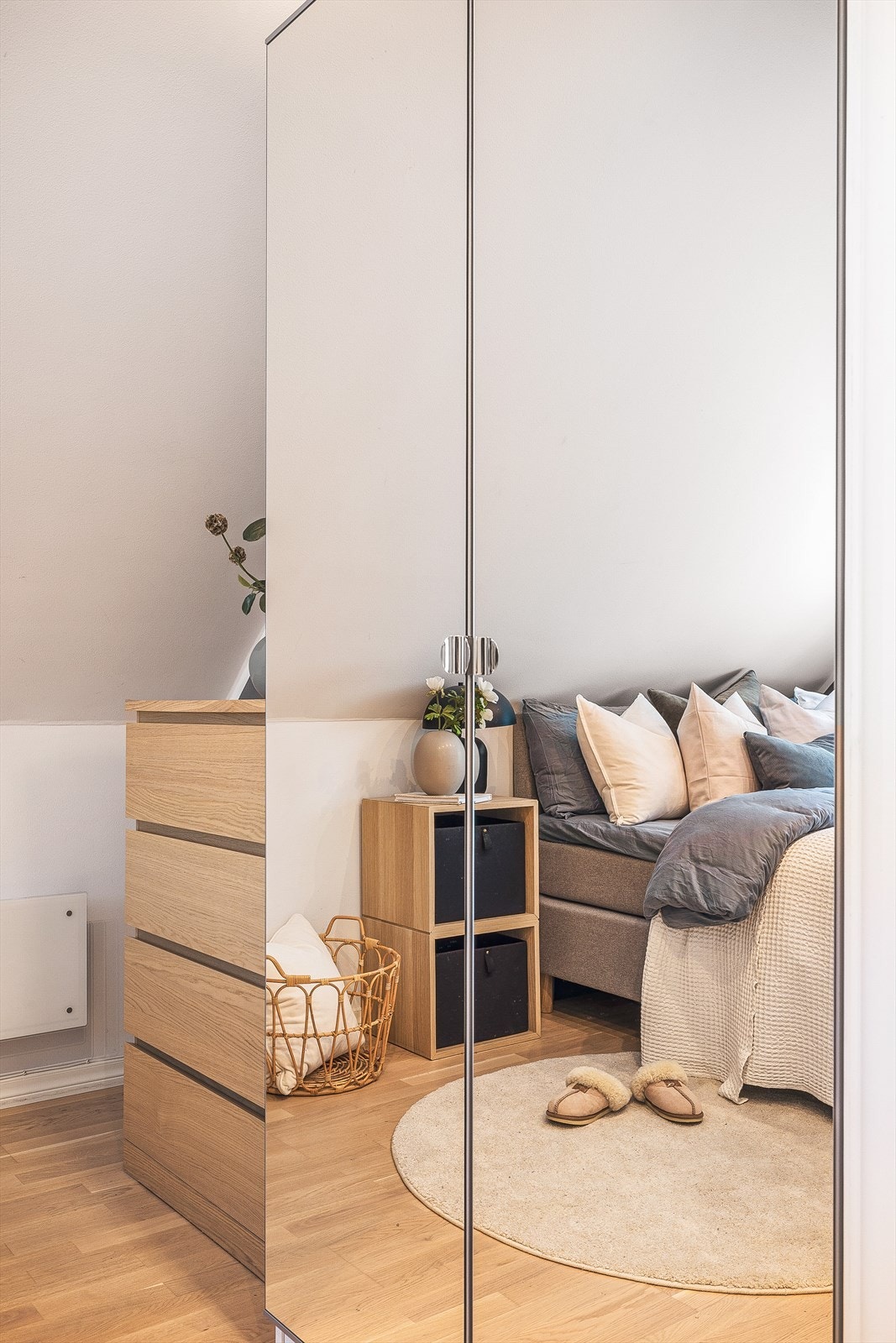 Dette rommet har også medfølgende garderobe med speilfronter. Galleribilde