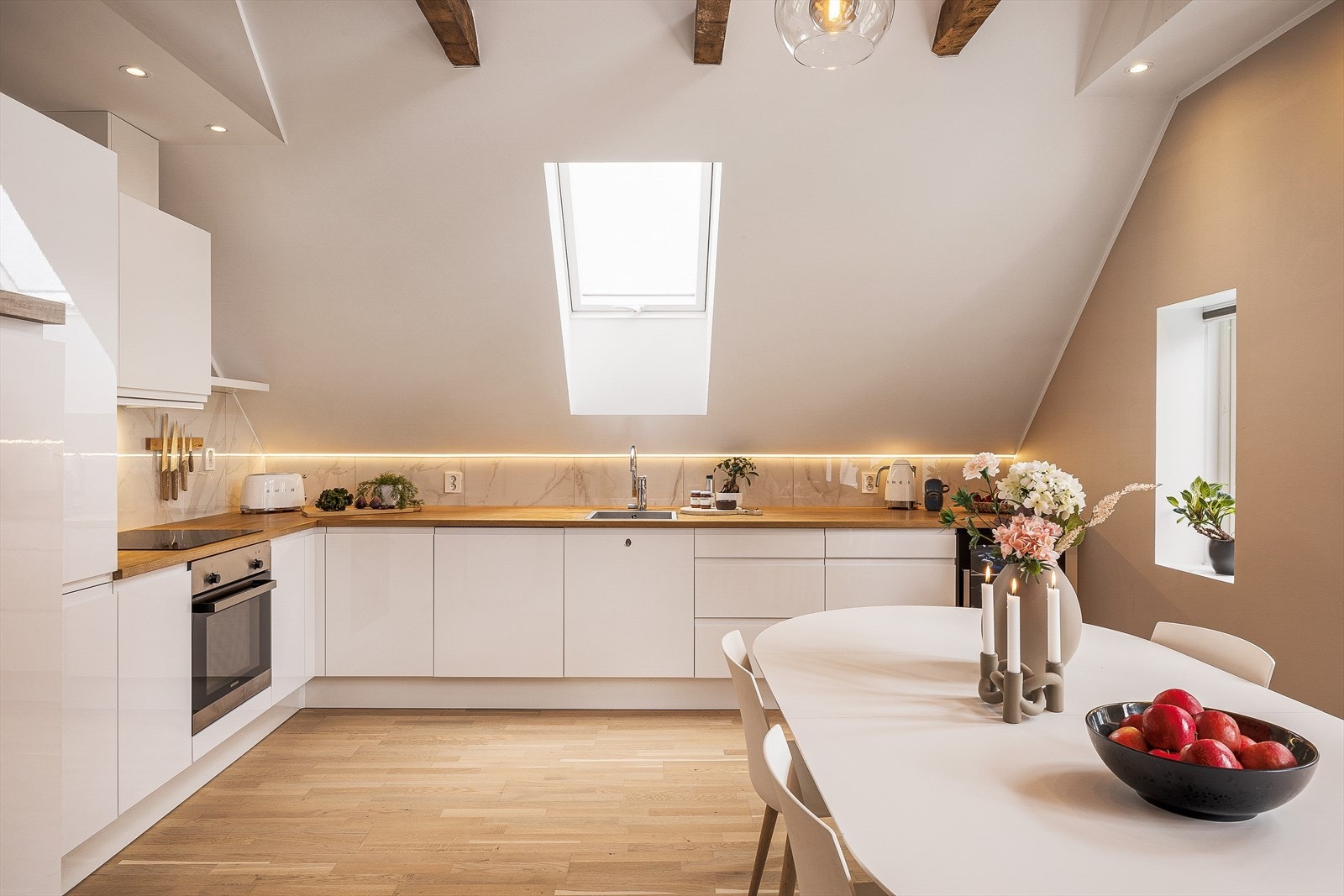 I andre enden av stuen ser vi at det er åpen løsning mot det lekre designkjøkkenet levert av Mobalpa. Galleribilde