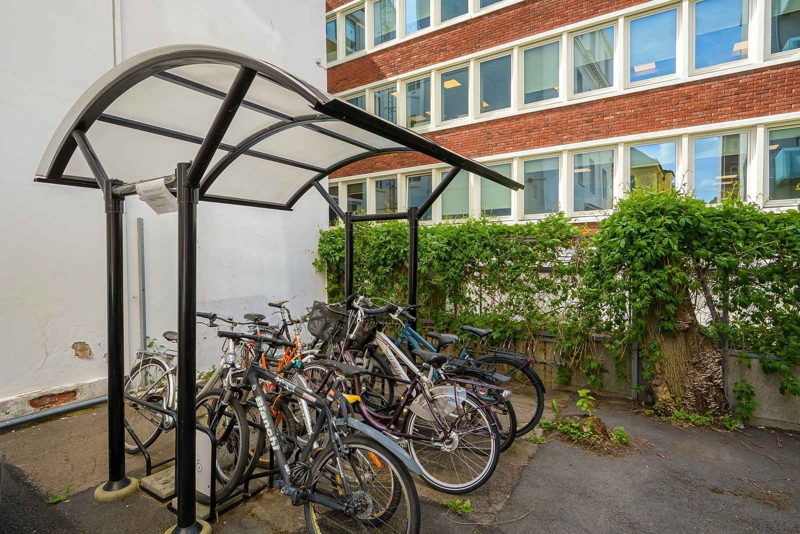 Felles sykkelparkering i bakgård Galleribilde