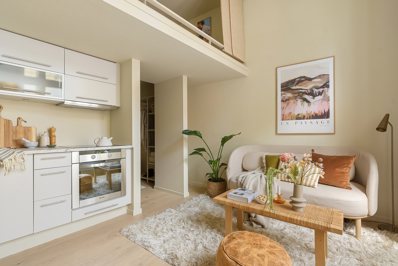 Kjøkkenet er utstyrt med integrert stekeovn, platetopp, oppvaskmaskin og vannstoppsystem. Avtrekk skjer via byggets mekaniske ventilasjonsanlegg. Galleribilde