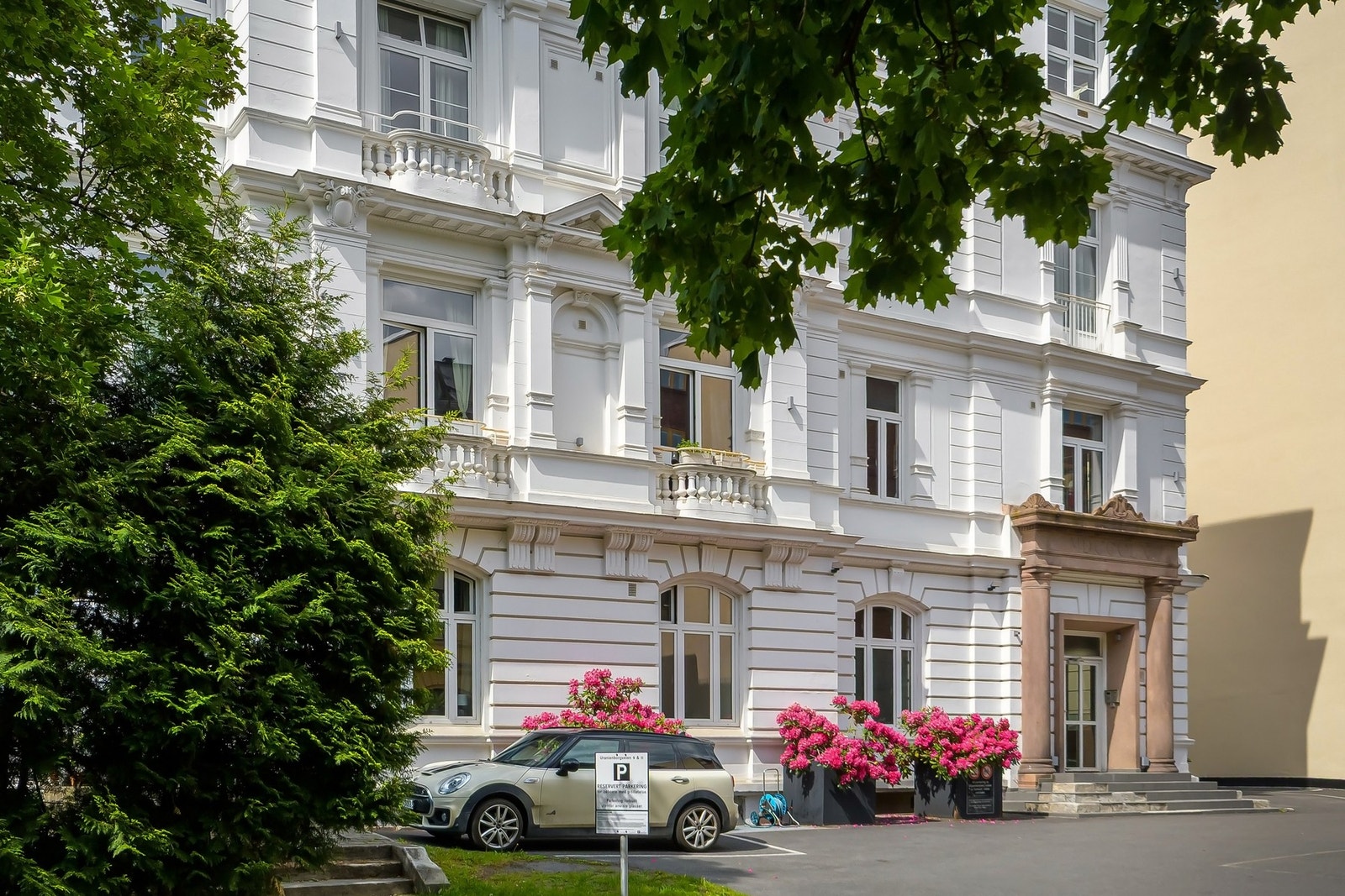 Sameiet disponerer totalt 12 parkeringsplasser. Av disse eies bruksretten av 10 seksjonseiere og 2 eksterne. Enkelte seksjonseiere leier ut sine plasser, men det er for tiden ingen ledige parkeringsplasser tilgjengelig Galleribilde