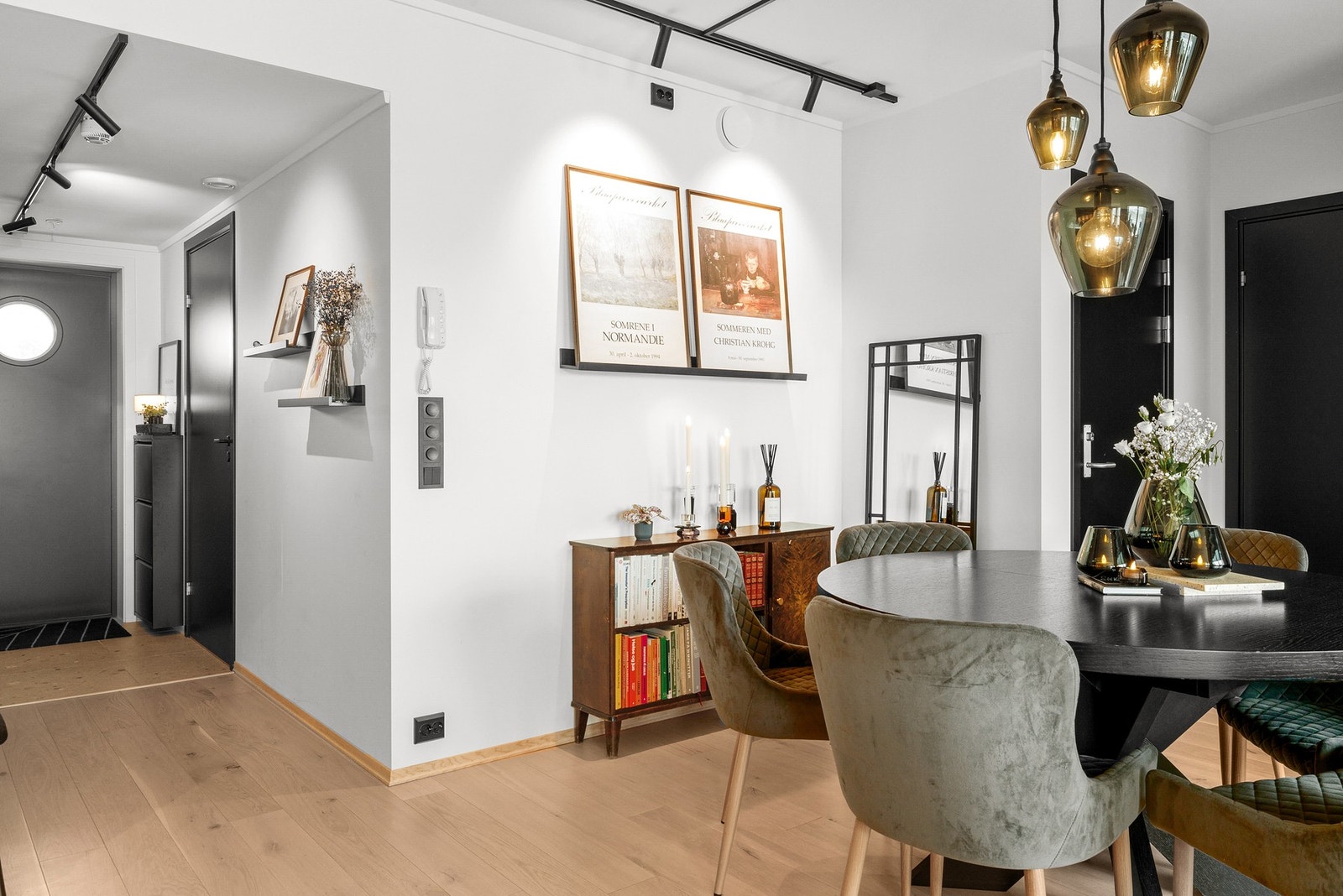 Moderne belysning med sorte skinner i himlingen Galleribilde