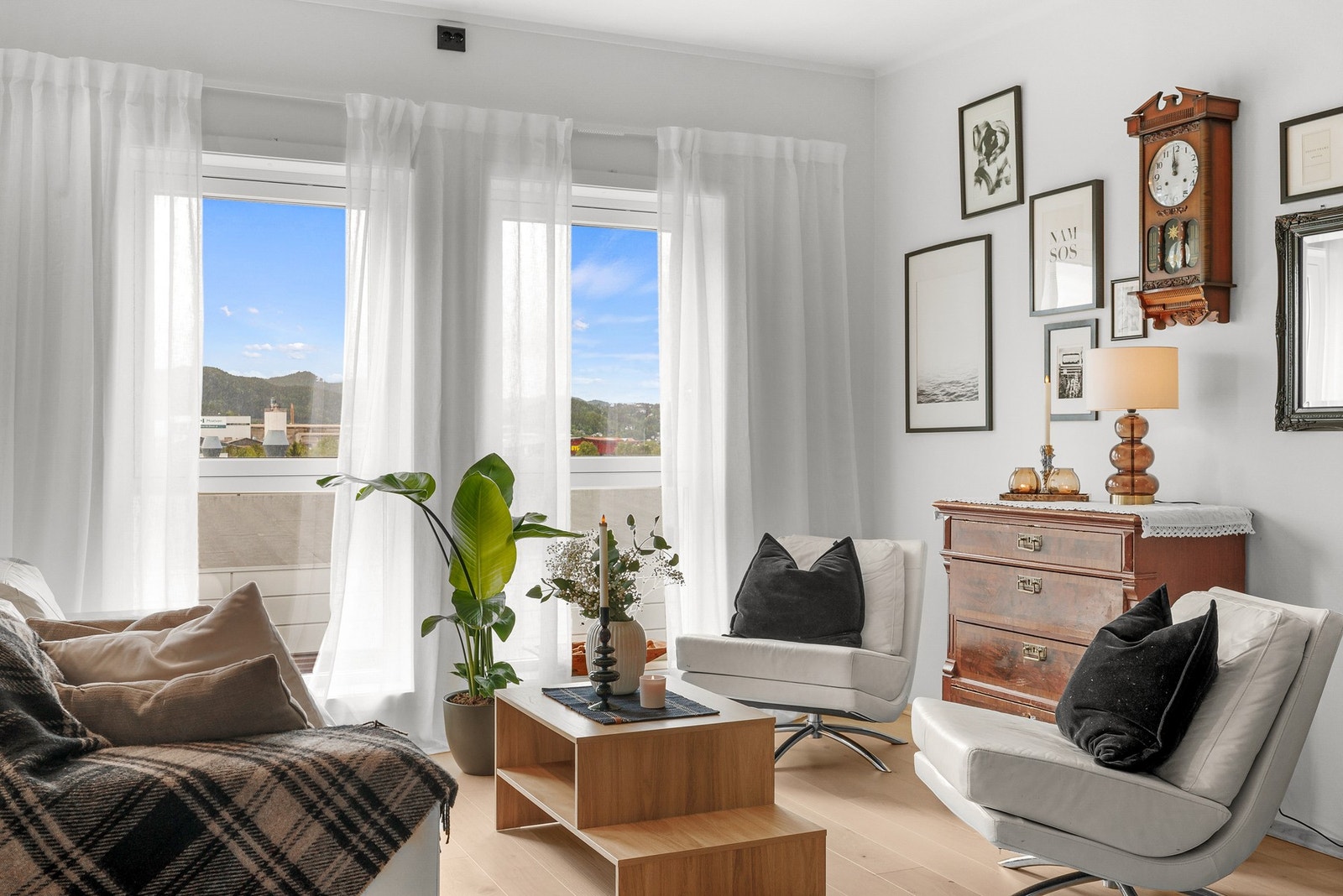 Store vindusflater gir et fint og gjennomgående lysinnslipp Galleribilde
