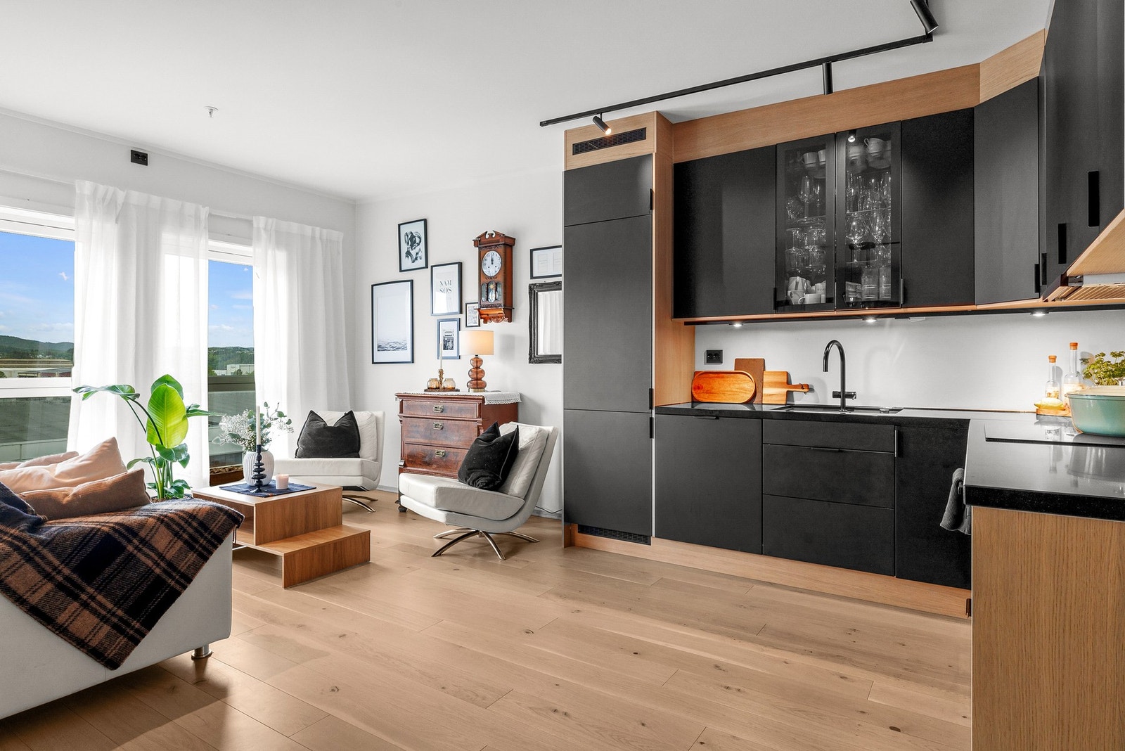 Lys og innbydende leilighet med en varm og god atmosfære Galleribilde