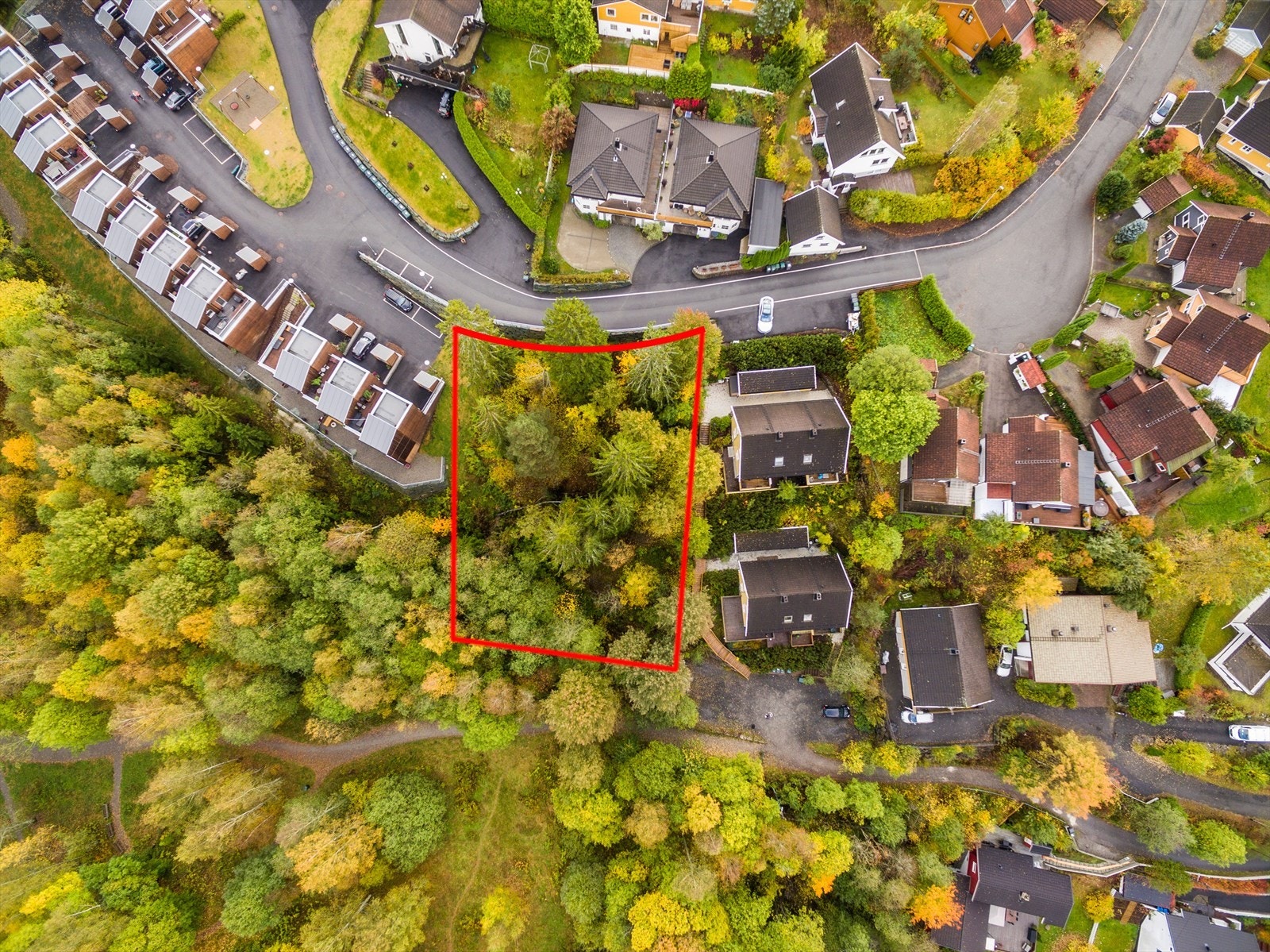 Det foreligger rammetillatelse for oppføring av tre eneboliger i kjede med flatt tak og integrert carport med to parkeringsplasser per enhet. Galleribilde