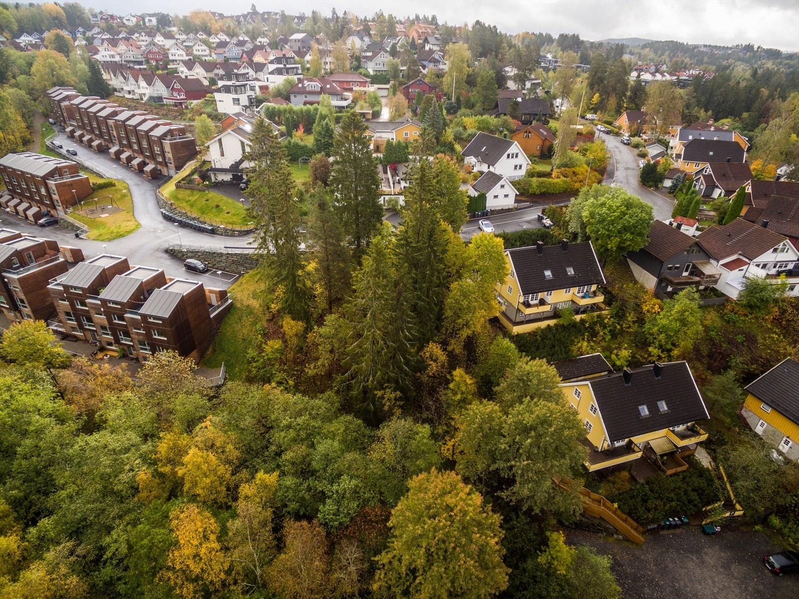 Stenbråtveien 130 har en attraktiv beliggenhet som kombinerer nærhet til byens fasiliteter med flotte naturopplevelser. Galleribilde