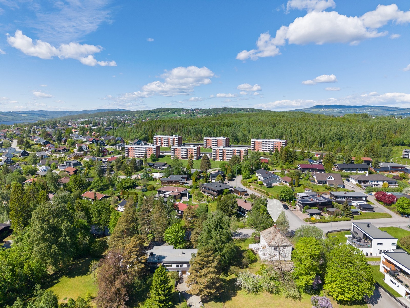 Tomten er under fradeling og planlagt utbygd med 3 eneboliger. Konferer megler ved spørsmål. Galleribilde