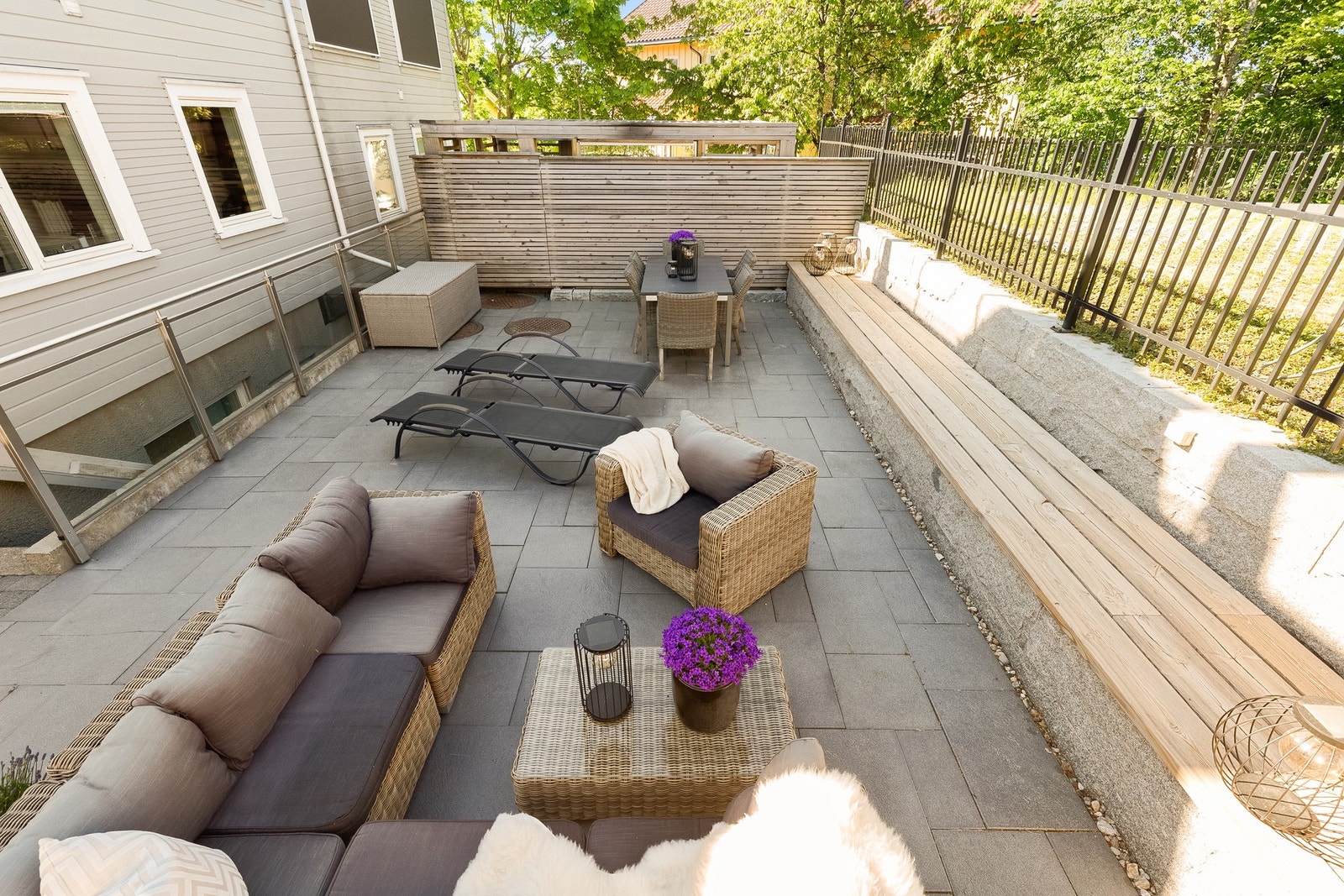 Stor og solrik terrasse. Galleribilde