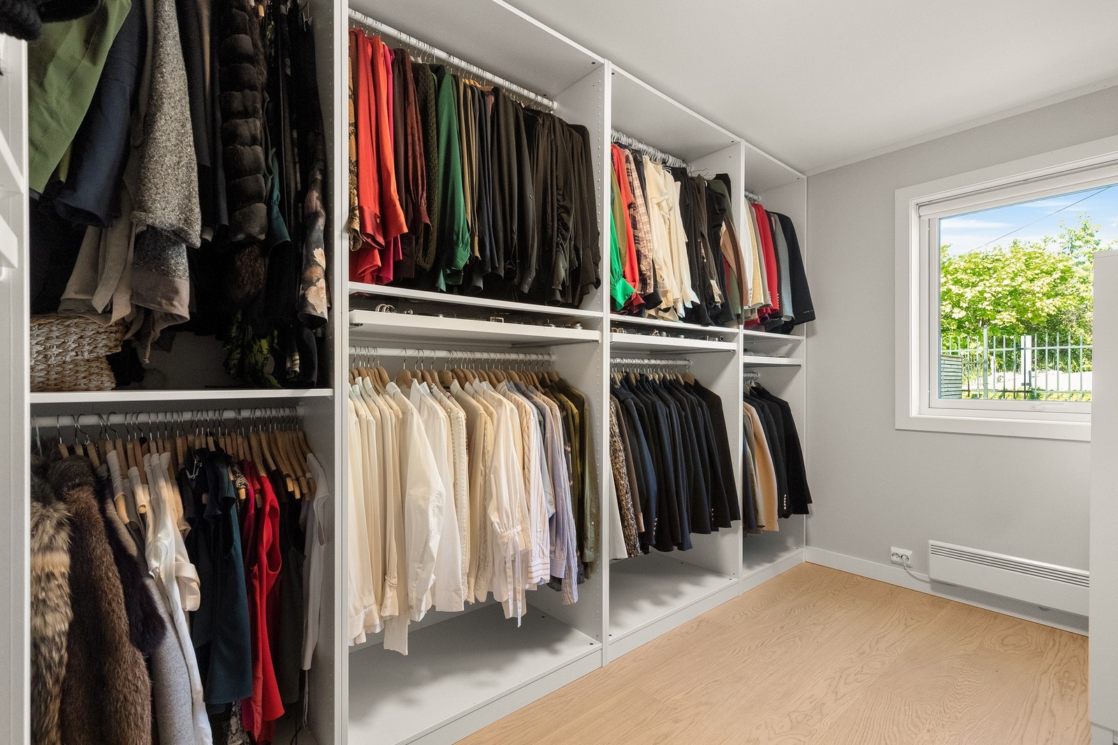 Soverom som er innredet som walk-in-closet. Galleribilde