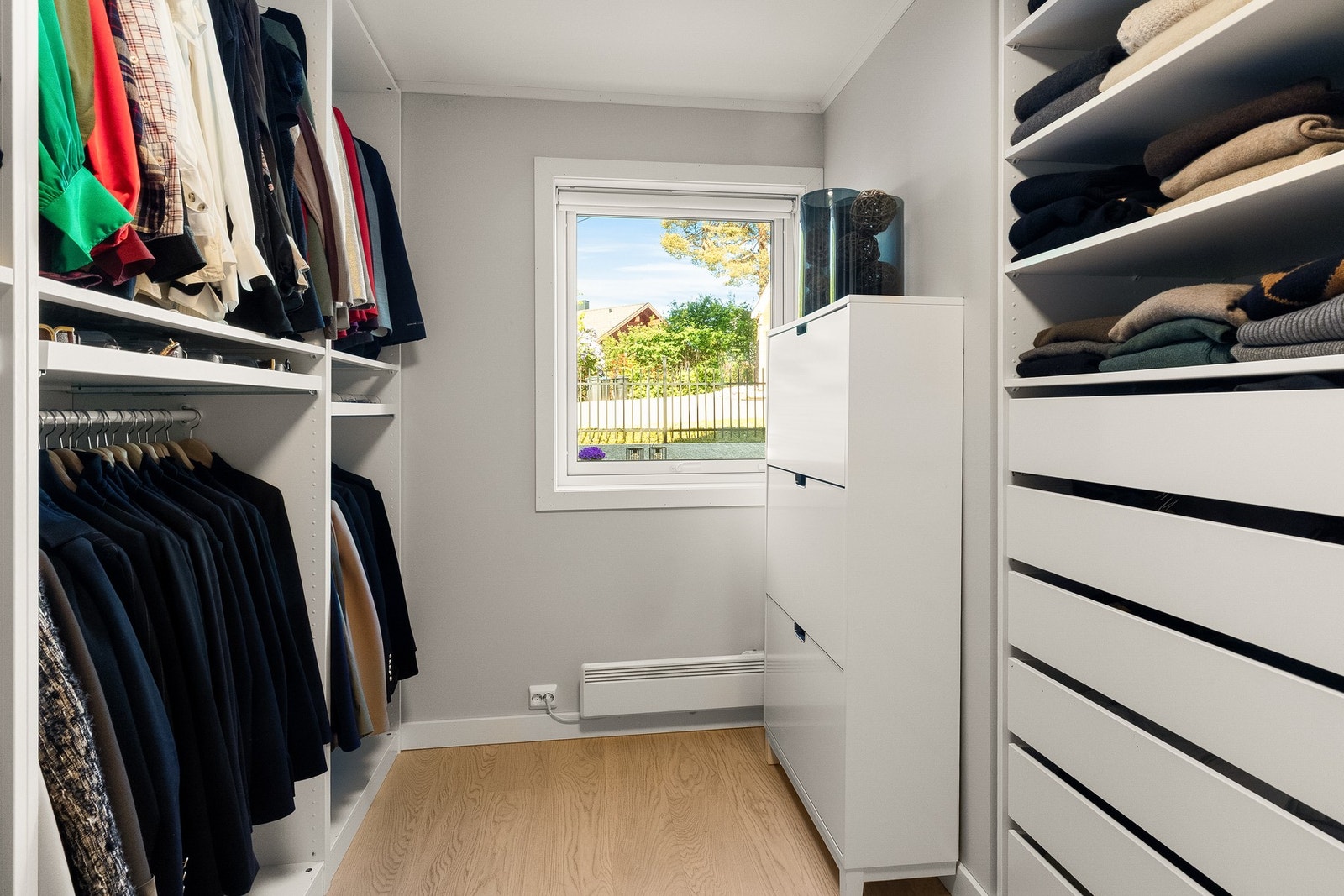 Soverom som er innredet som walk-in-closet. Galleribilde