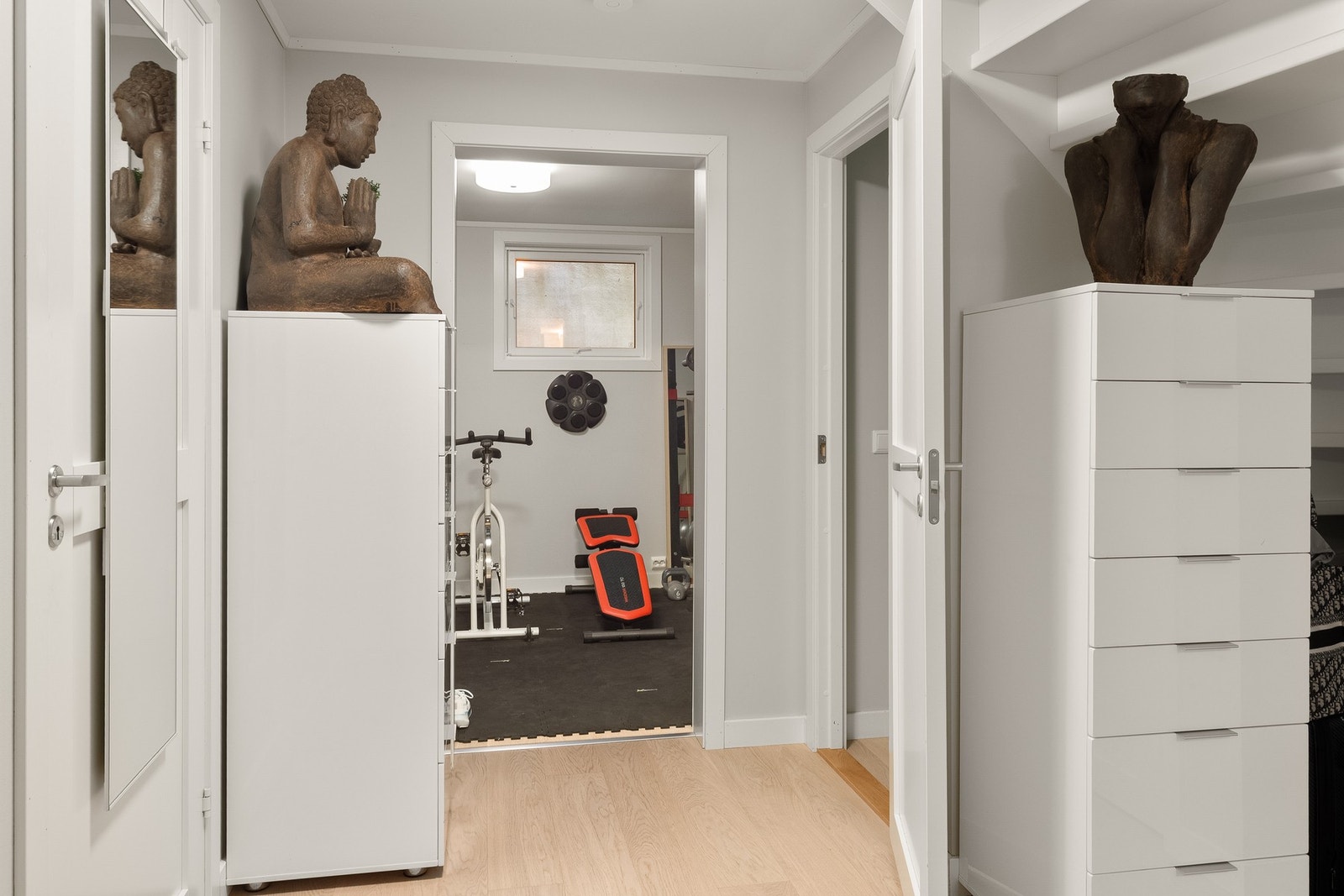 Mellomgang i underetasjen. Galleribilde