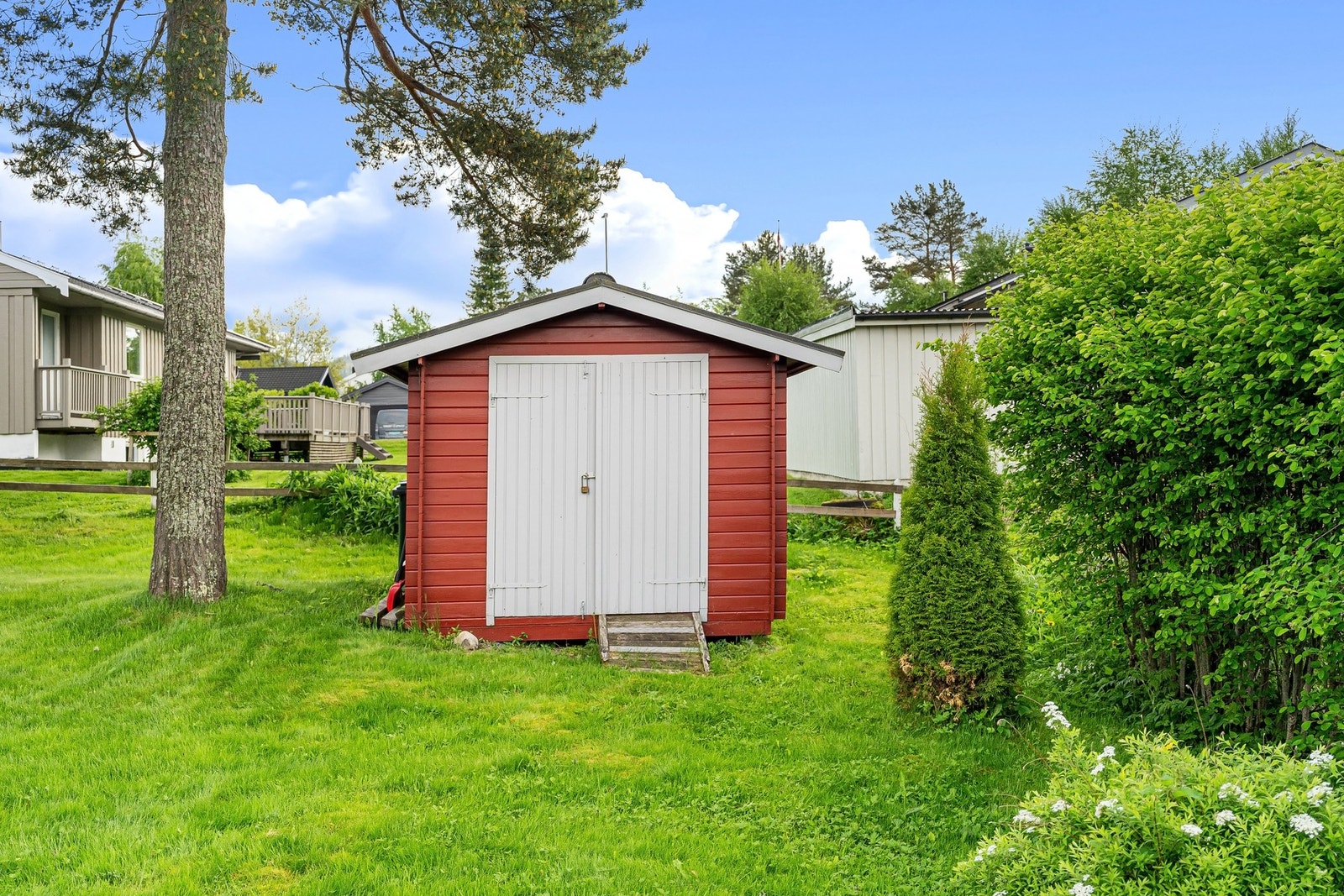 Praktisk frittstående bod på tomten som gir ekstra lagringsplass til hageutstyr, sykler, verktøy og ulike sesongvarer. Galleribilde
