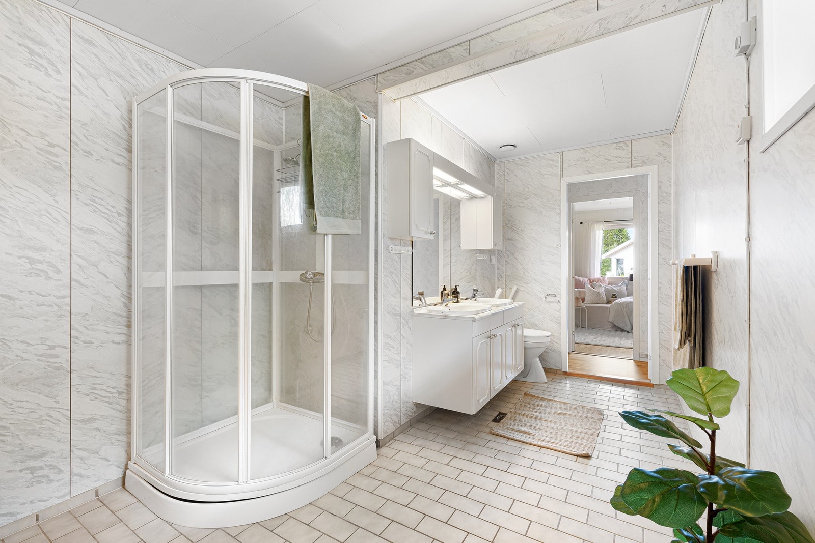 Den romslige planløsningen gir god bevegelsesfrihet og bidrar til en luftig romfølelse på badet. Galleribilde