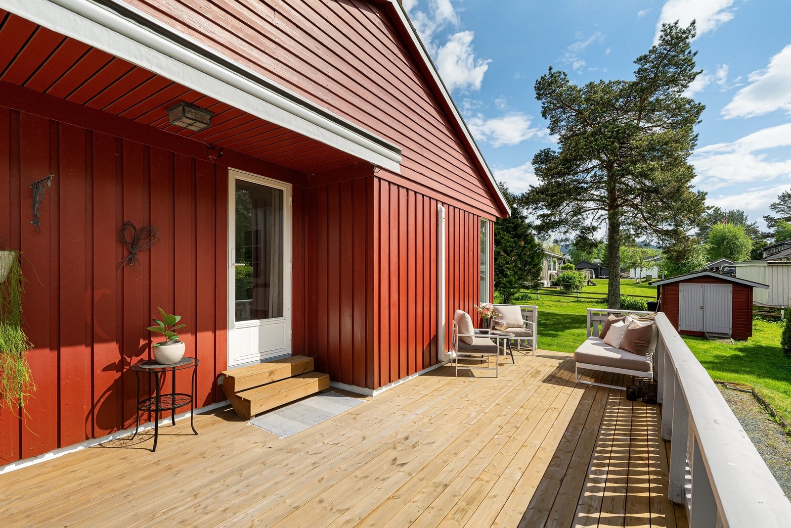 Den romslige terrassen på hele 25 m² byr på gode solforhold og rikelig med plass til utemøbler. Galleribilde