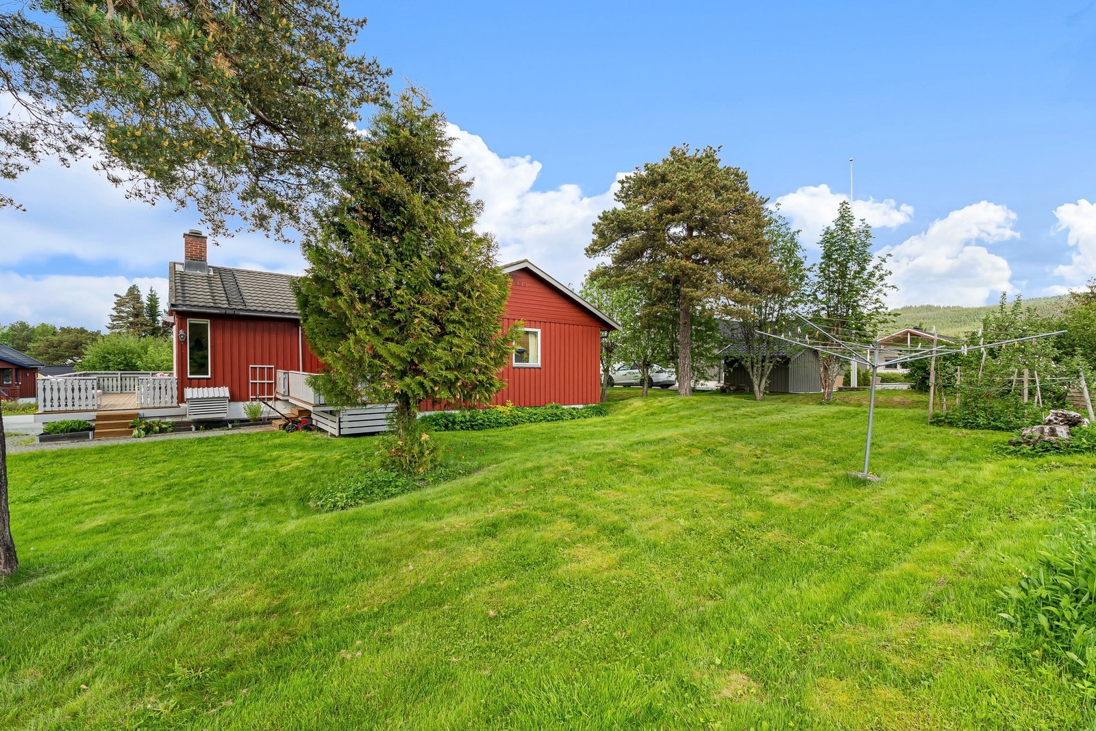 Tomten er pent opparbeidet med store plenarealer og god plass til både hageprosjekter og sosiale sammenkomster. Galleribilde