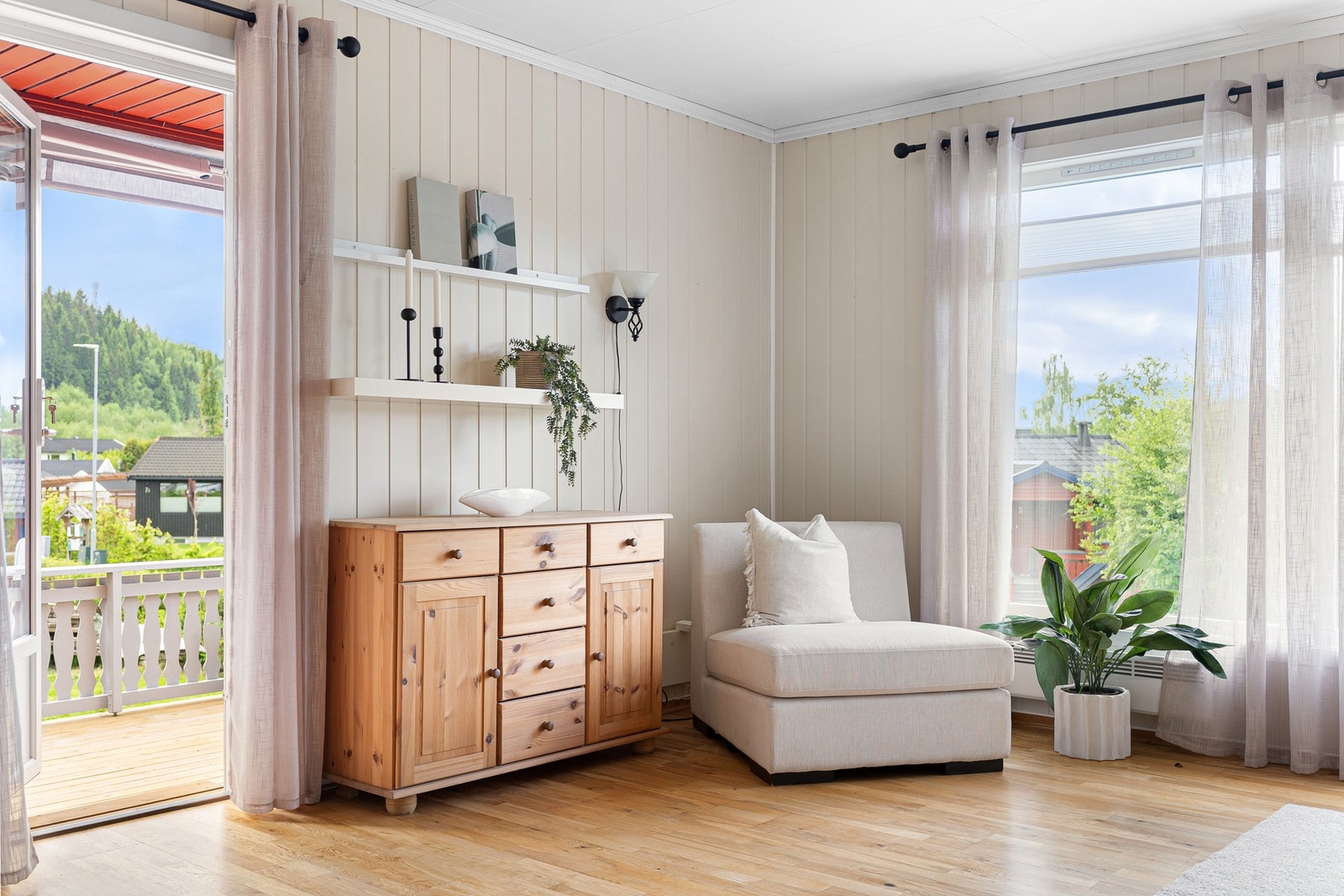 Fra stuen er det utgang til terrassen, som gir en naturlig forlengelse av oppholdsrommet i sommerhalvåret. Galleribilde