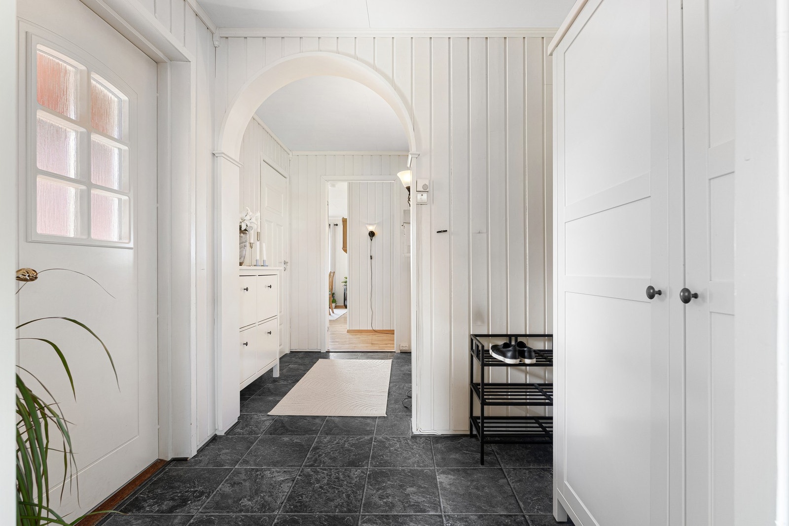 Entréen gir et lyst og innbydende førsteinntrykk, den åpne gangen binder boligens rom sammen på en naturlig og funksjonell måte. Galleribilde