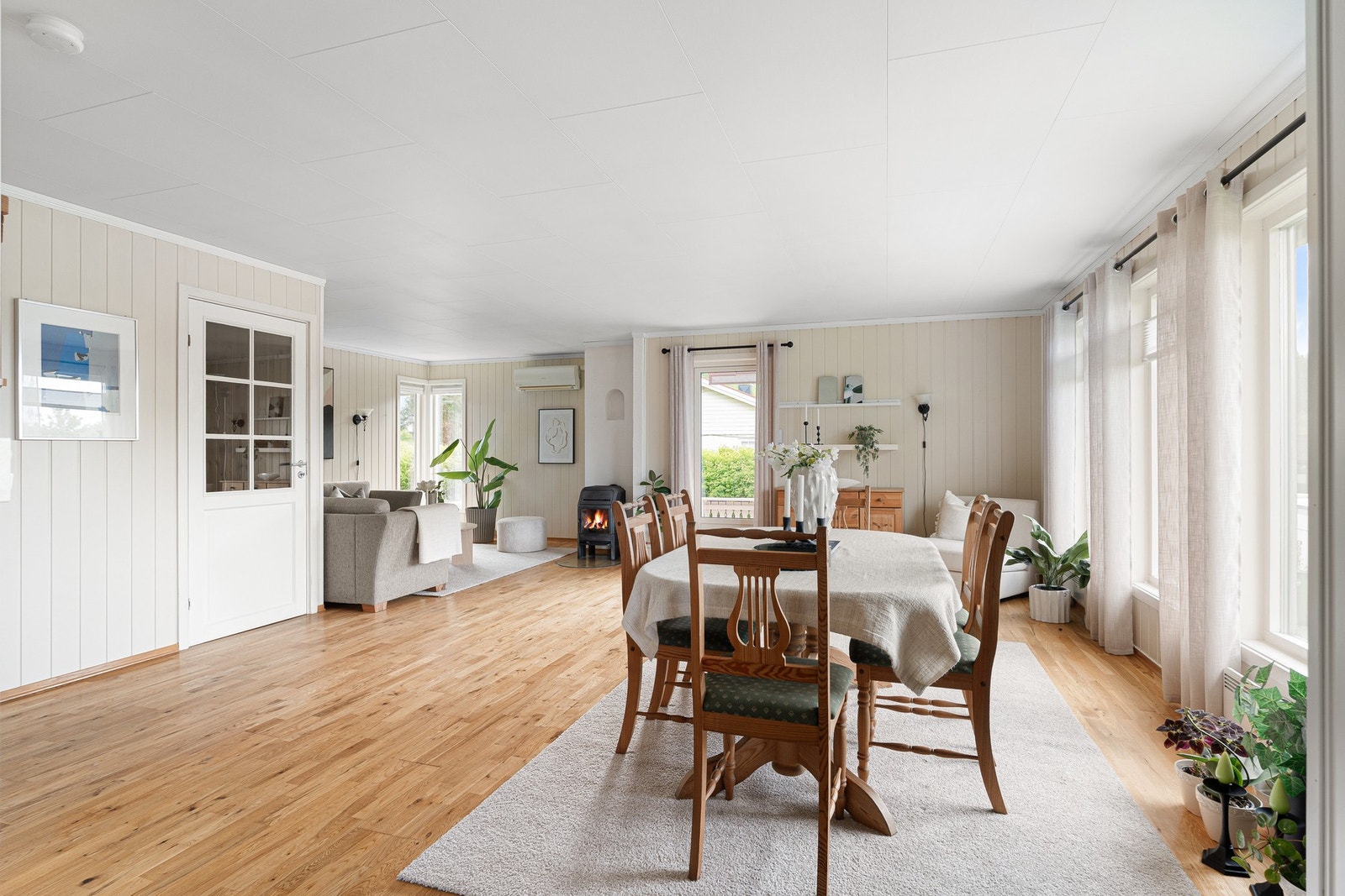 Boligens oppholdsrom har flere store vindusflater som gir rikelig med naturlig lysinnslipp. Galleribilde