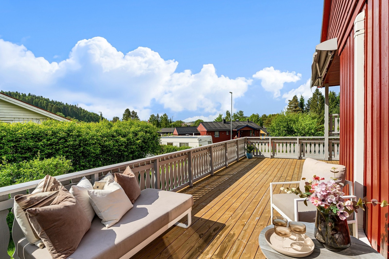 En flott uteplass hvor du kan nyte rolige morgener, varme sommerdager og fine kvelder med familie og venner. Galleribilde