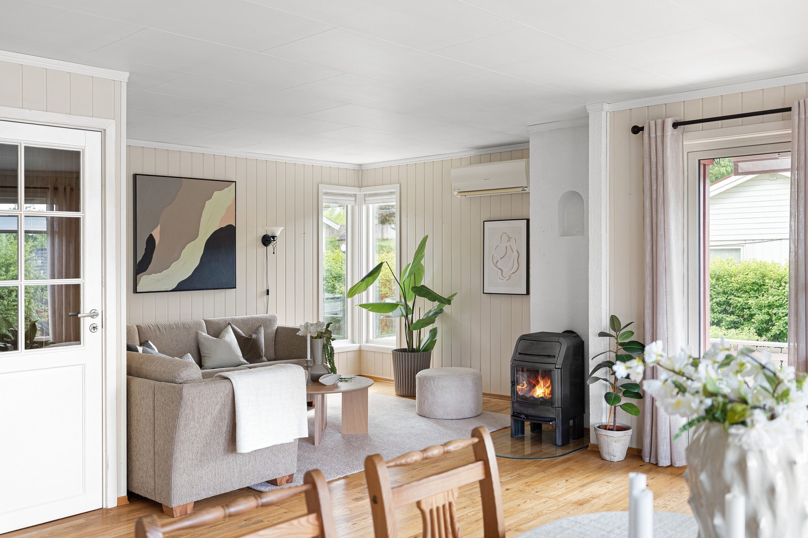 Stuen er naturlig avgrenset fra spiseplassen, samtidig som rommene oppleves åpne og sammenhengende. Galleribilde