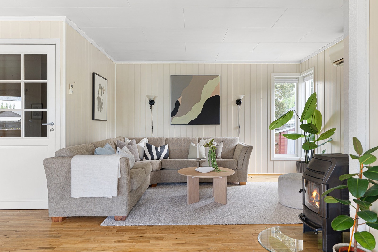 Stuen fremstår som romslig og innbydende med god plass til en stor sofagruppe og hyggelige sammenkomster. Galleribilde