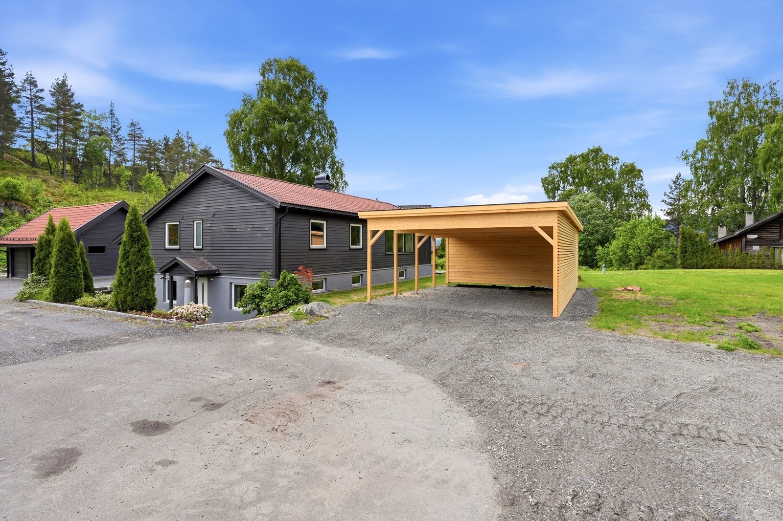 Nyoppført dobbel carport med bod i bakkant Galleribilde
