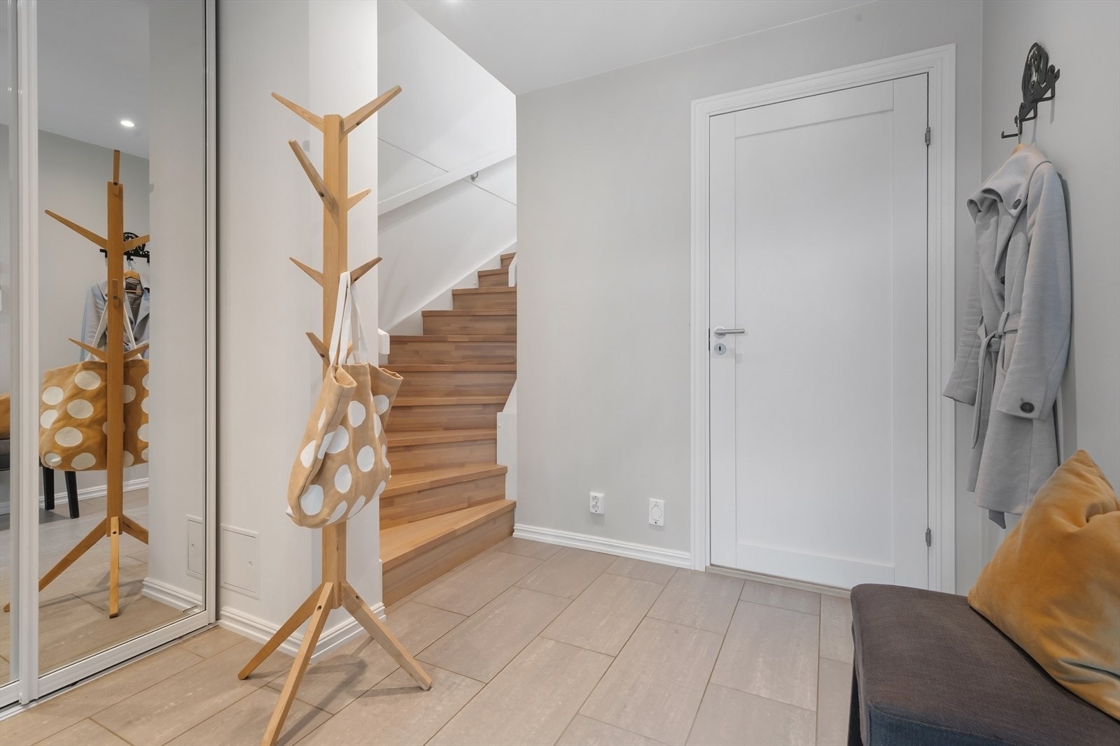Entréen har gulvfliser, lyse overflater og downlights i taket. Galleribilde