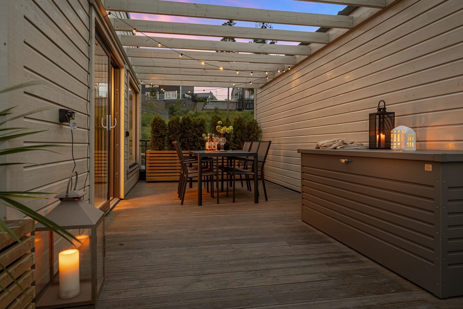 På toppen av huset troner en fantastisk takterrasse på ca. 42 kvm med sol og panoramautsikt. Galleribilde