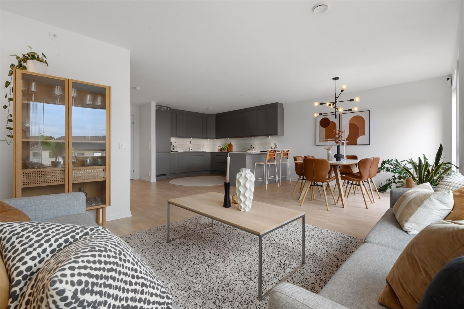 Et lyst og flott familierom med store vindusflater, utstrakt bruk av downlights i taket og utgang til balkongen, noe som gjør det enkelt å nyte middagen ute Galleribilde