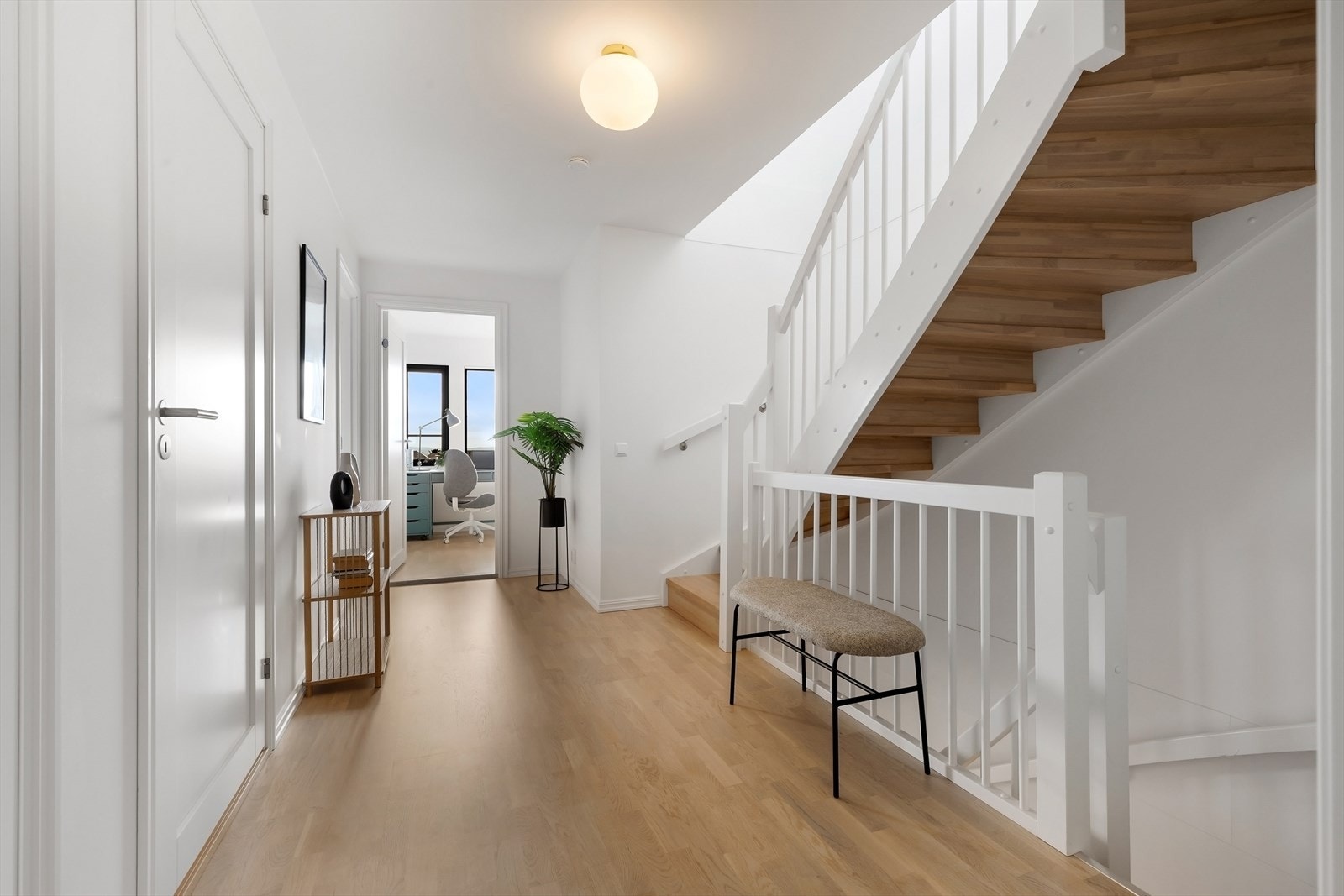 Trappegang. Meget familievennlig etasje med fire soverom + bad. Det siste soverommet er plassert i underetasjen. Galleribilde