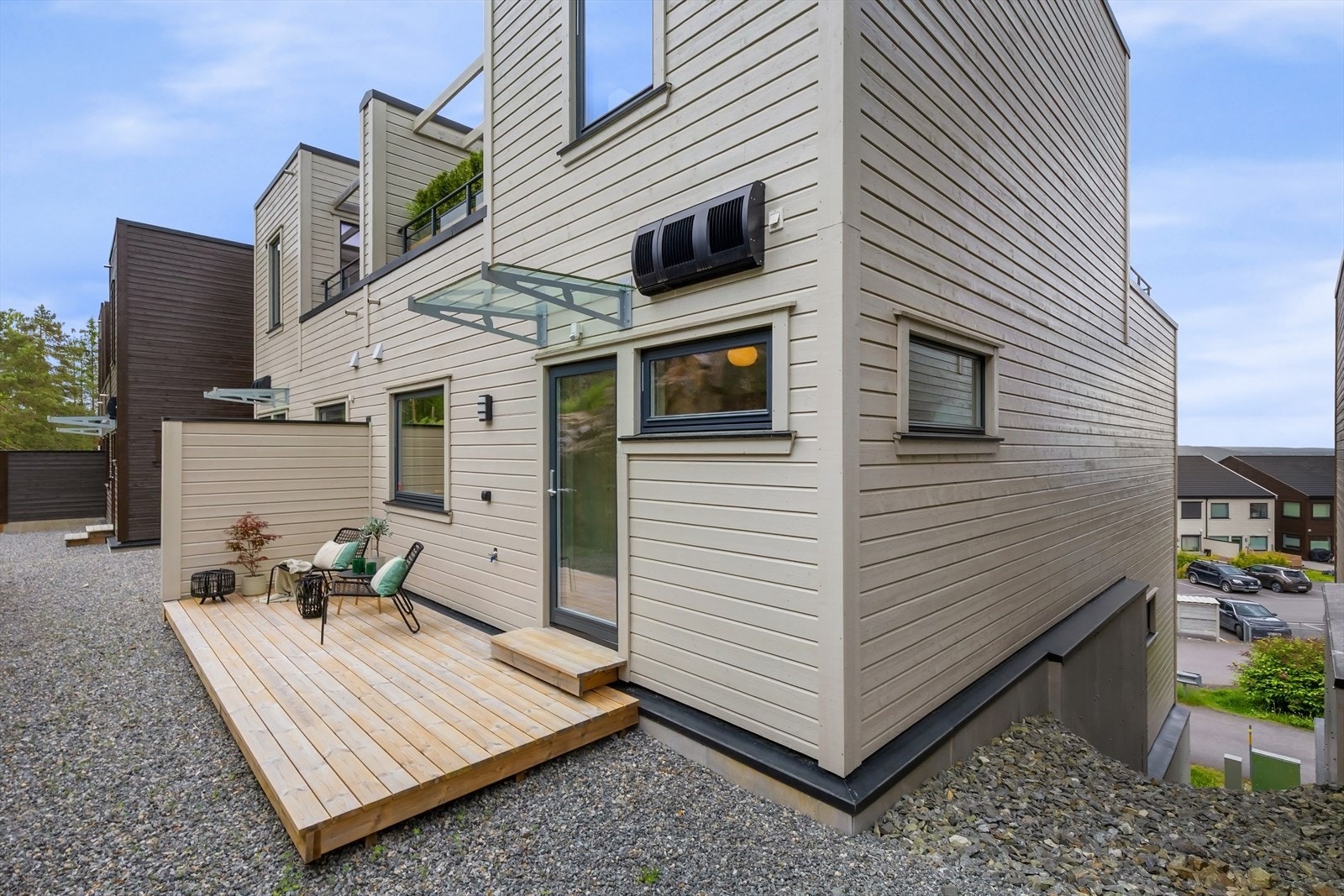 Terrasse utenfor det ene soverommet, vendt mot baksiden av huset. Galleribilde
