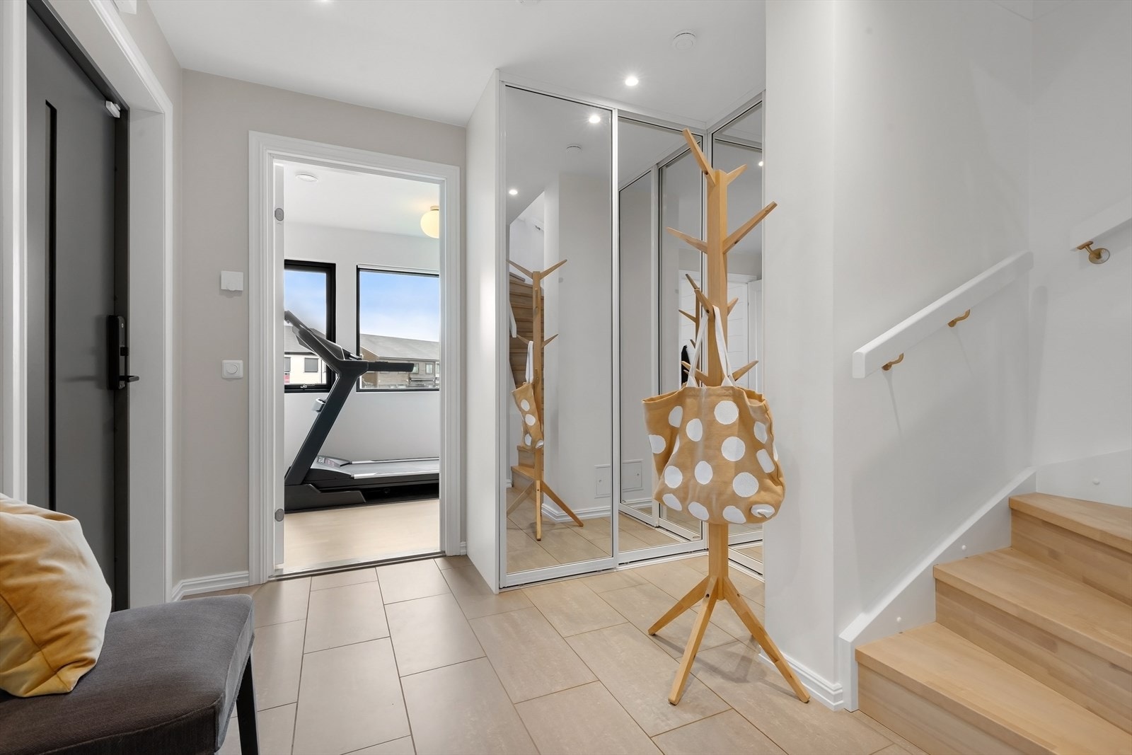 God plass til å gjemme bort yttertøy i skyvedørsgarderobe med speilfronter. Ytterdør med praktisk kodelås. Galleribilde