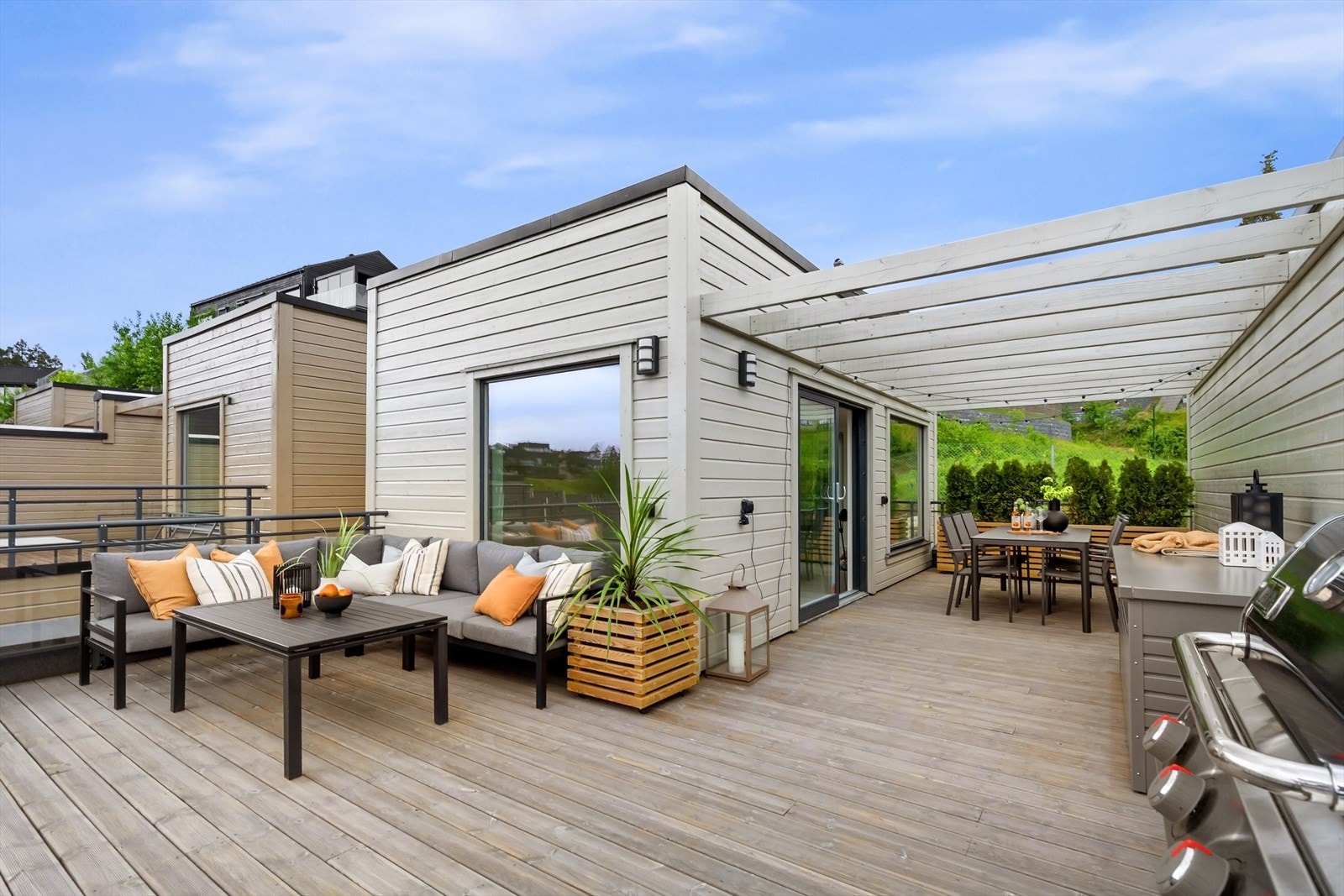På toppen av huset troner en fantastisk takterrasse på ca. 42 kvm med sol og panoramautsikt. Galleribilde