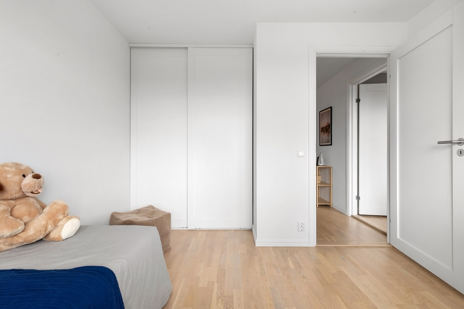 Integrert skyvedørsgarderobe også på dette rommet. Galleribilde