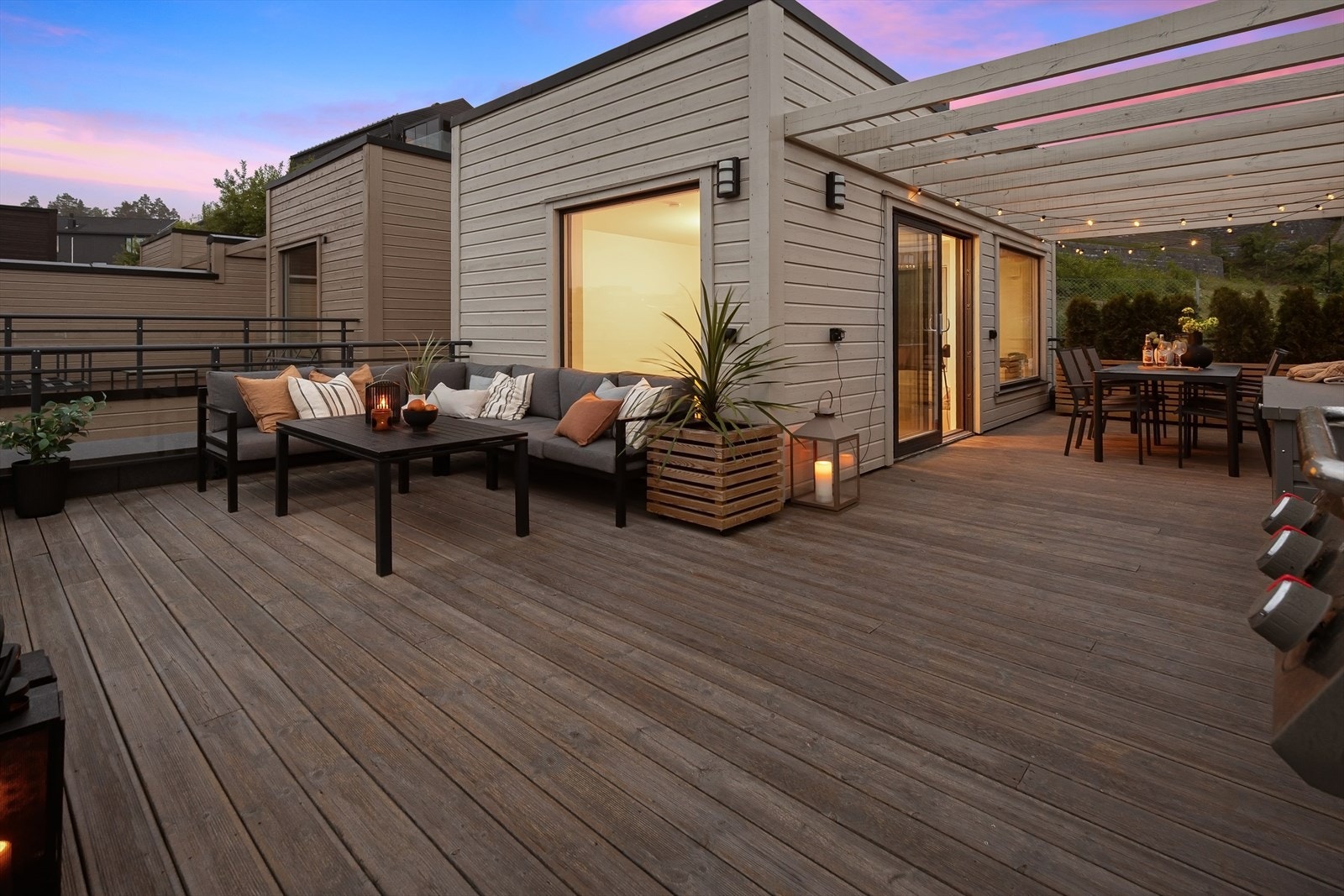 Takterrassen har pergola ved skyvedøren og god plass til flere soner. Galleribilde