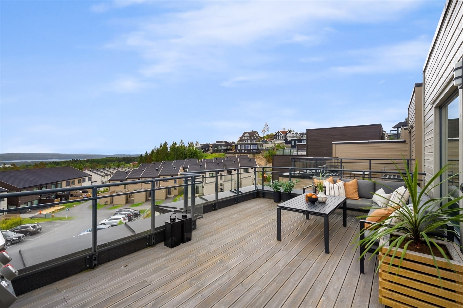Takterrassen har pergola ved skyvedøren og god plass til spisebord, utelounge og grill i adskilte soner. Galleribilde