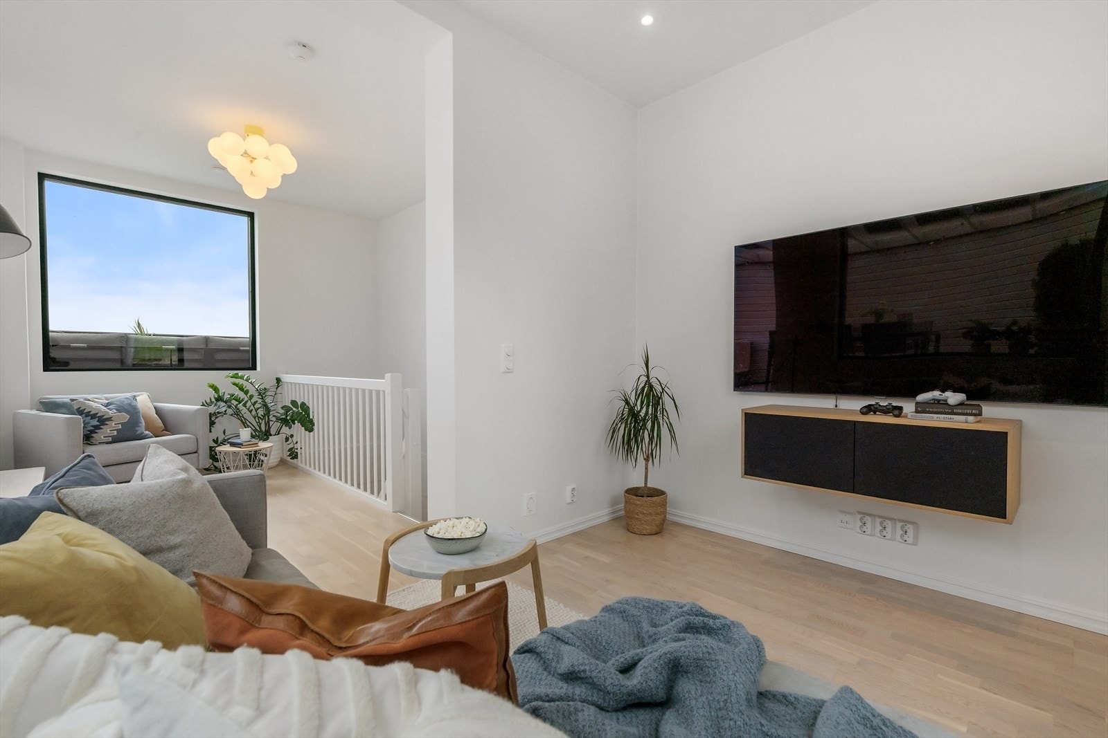 I husets øverste etasje finner du trappegang og en ekstra stue. Galleribilde