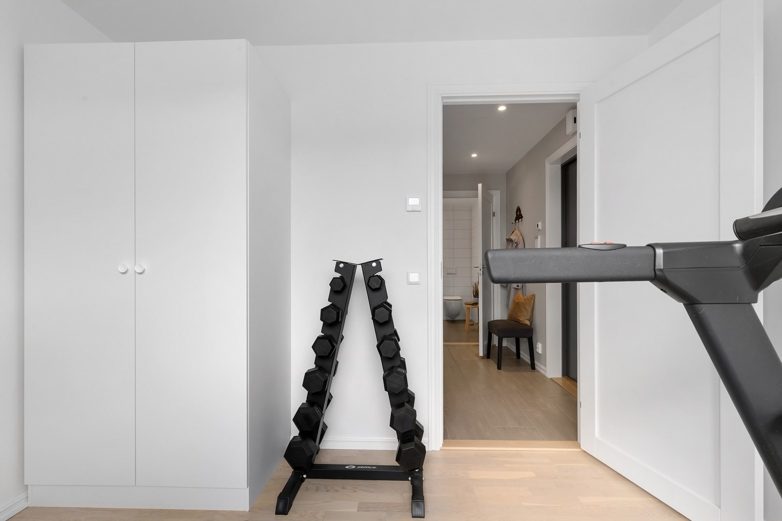 Soverommet har lyst interiør og plass til det man måtte ønske. Galleribilde