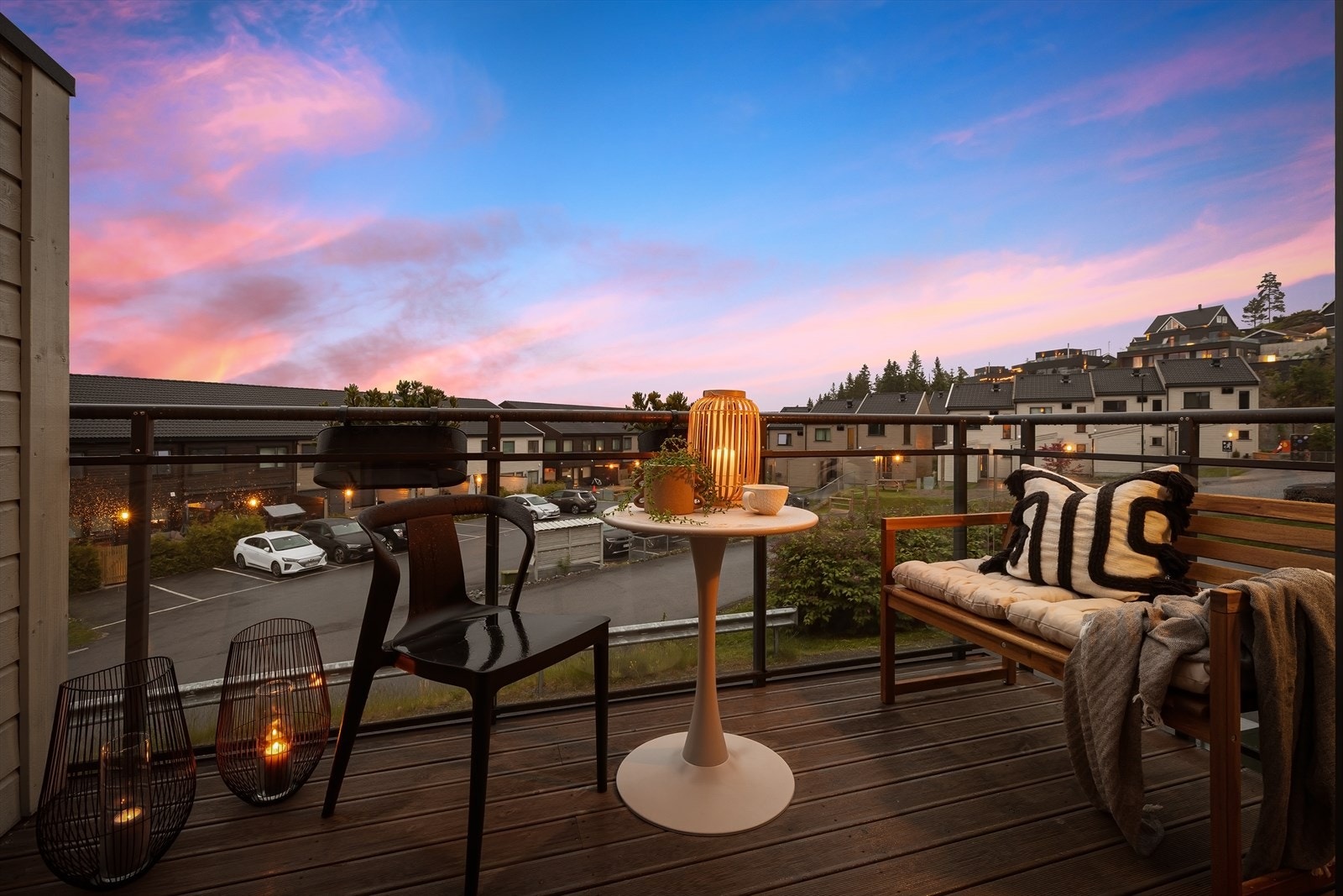 Uteplassen har rekkverk i glass som sikrer maksimal utsikt, samt terrassebord i tre og skjermende levegg. Galleribilde