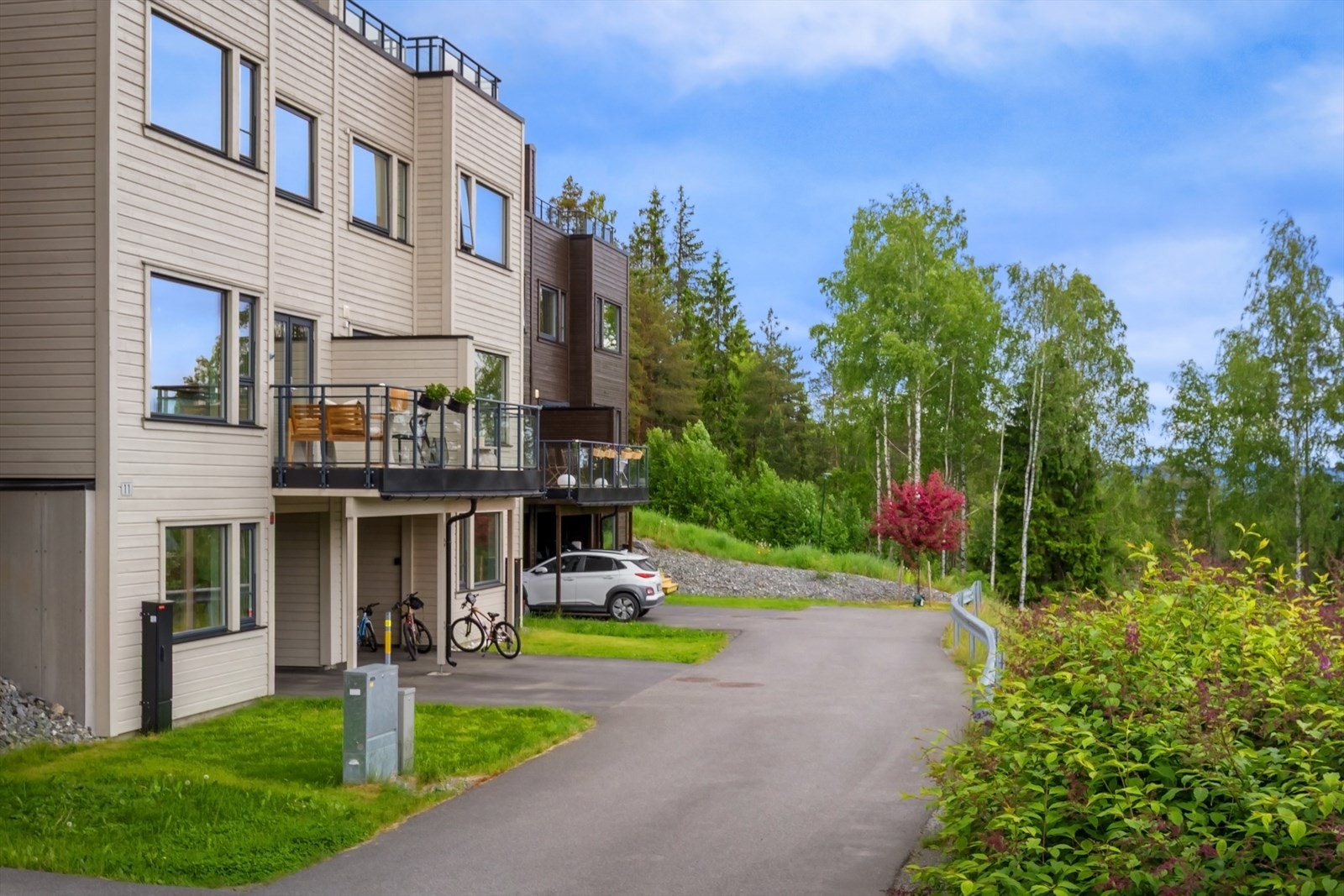 Velkommen til en flott familiebolig i et attraktivt og svært barnevennlig nabolag med mange barnefamilier i gata, lekeplasser og gangavstand til skole og barnehage. Galleribilde