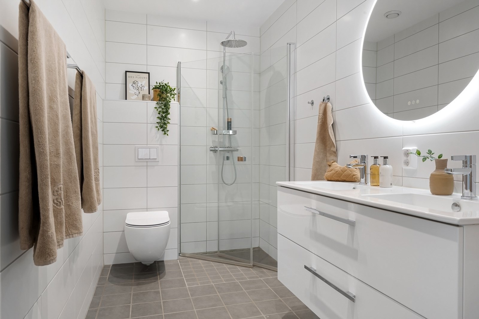 Badet har bl.a. dobbel servant med skuffeseksjon og speil med touch-belysning, noe som gir god flyt i morgenrushet. Galleribilde