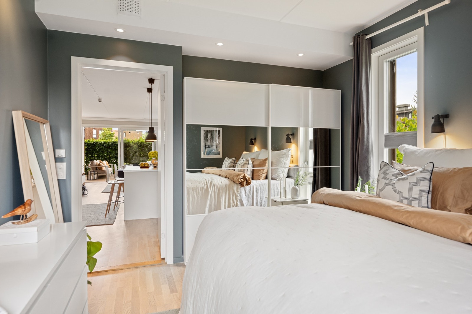 Hovedsoverom med skyvedørsgarderobe Galleribilde