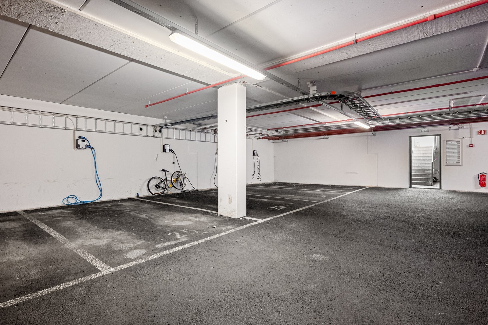 Det medfølger en garasjeplass og en ekstern bod på kjellerplan Galleribilde