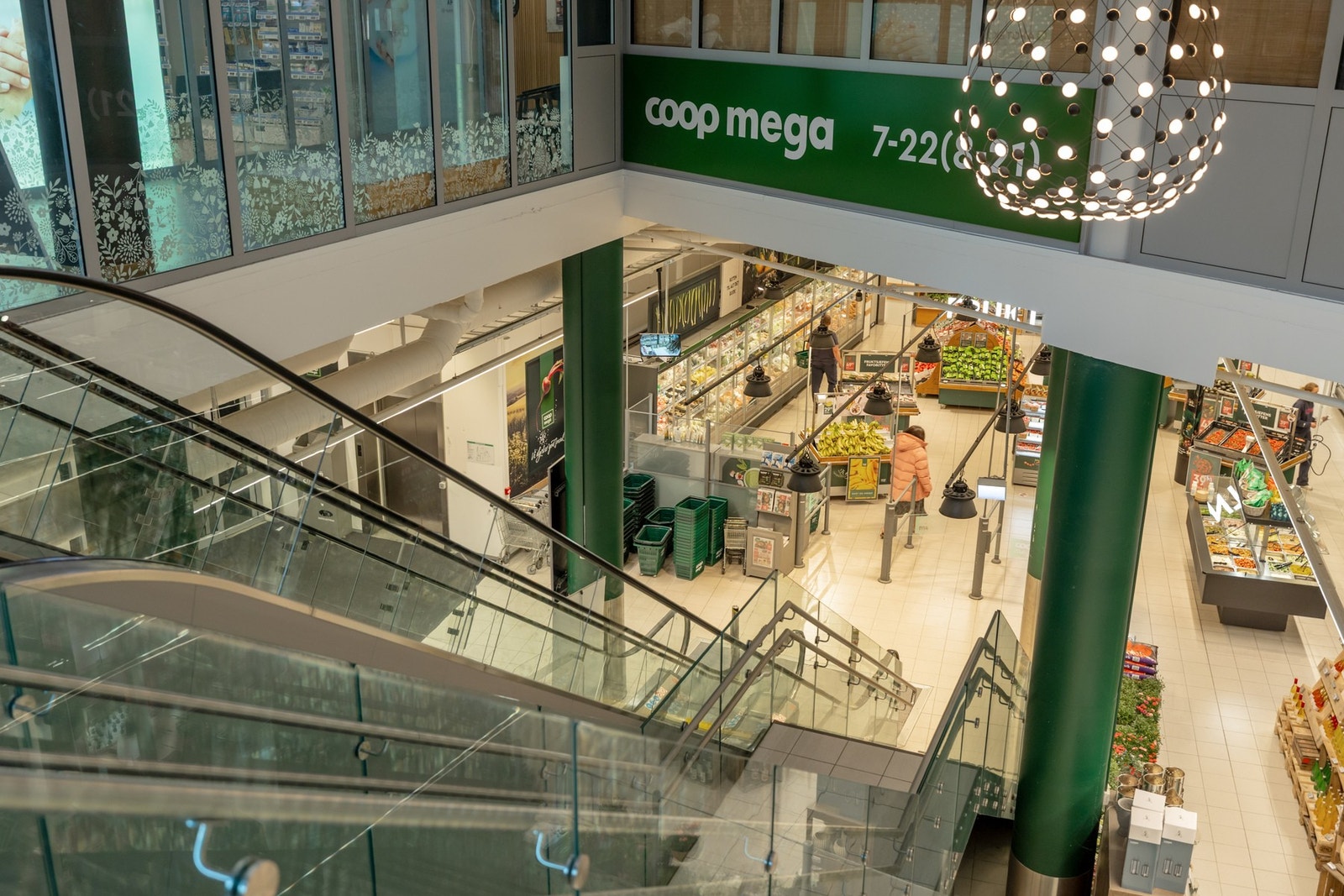 Fra leiligheten kan du kan gå tørrskodd innendørs til bla. Coop Mega og apotek Galleribilde
