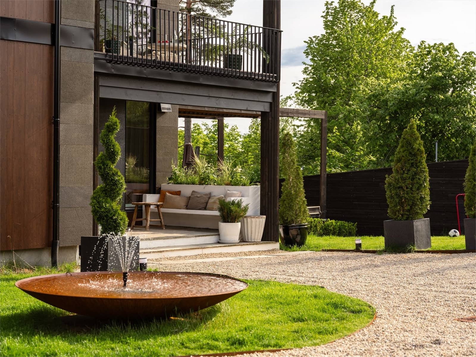 Hyggelig gårdsplass med dobbelt carport og enkel garasje. Hyggelig inngangsparti og med flere utesoner rundt boligen. Galleribilde