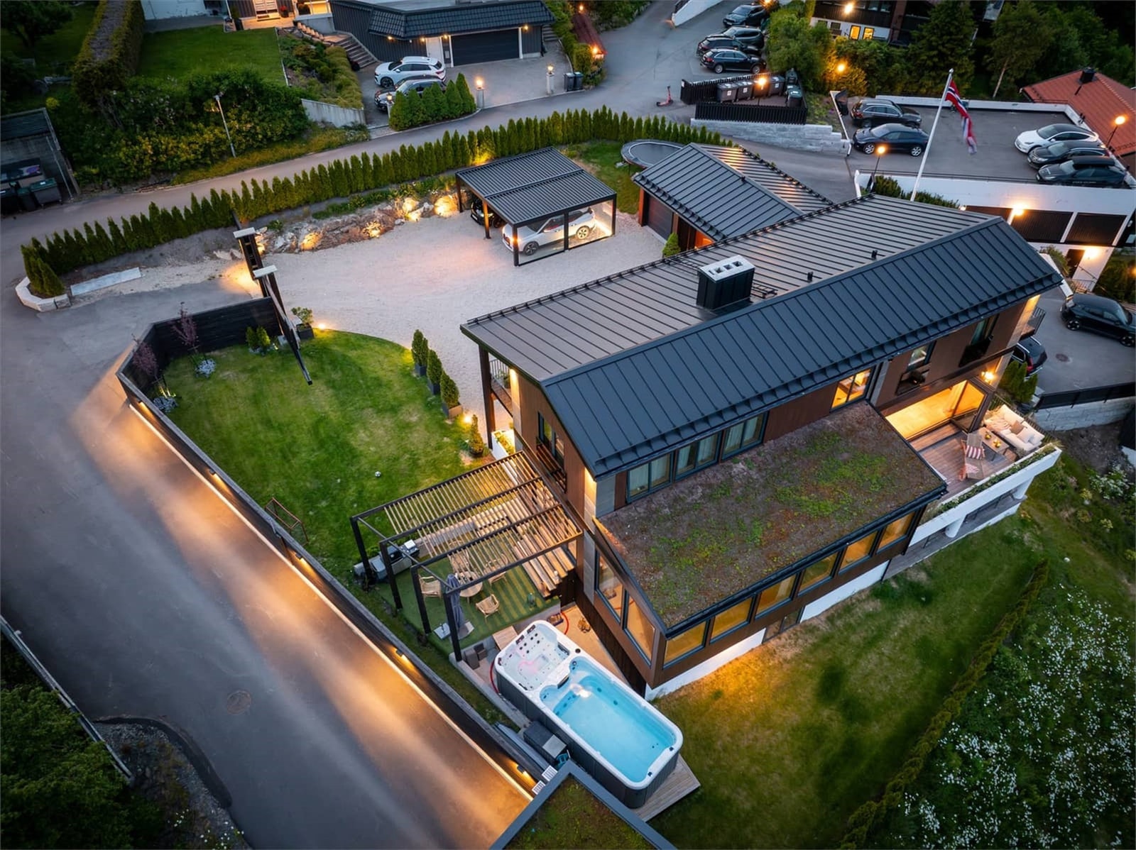 Meget skjermet og med god gårdsplass med plass til flere biler. Galleribilde
